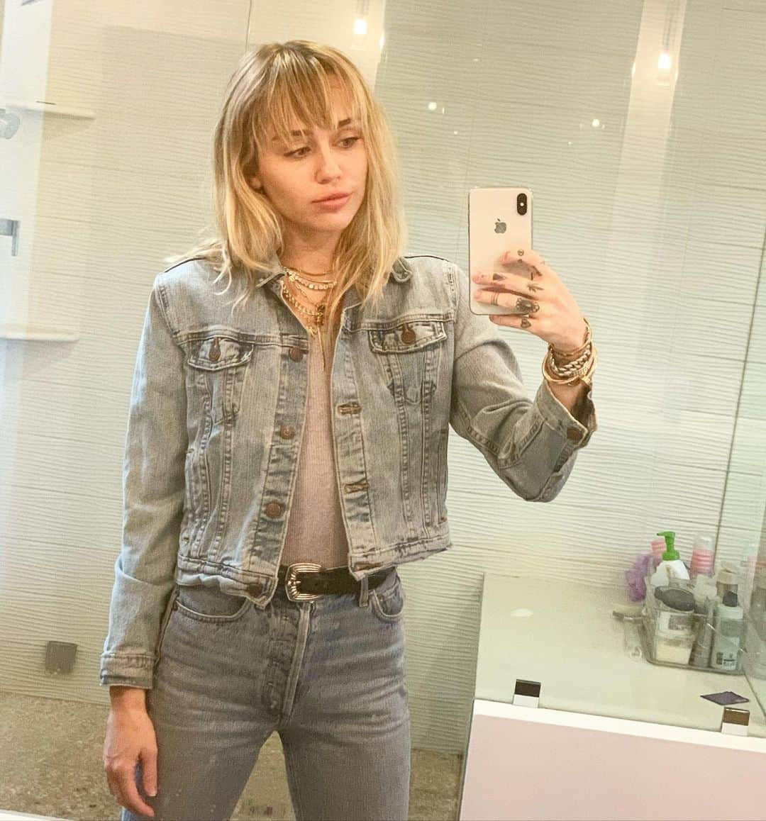 マイリー・サイラスさんのインスタグラム写真 - (マイリー・サイラスInstagram)「Is it even fall if you’re not in double denim? 👖 💙」10月23日 2時27分 - mileycyrus