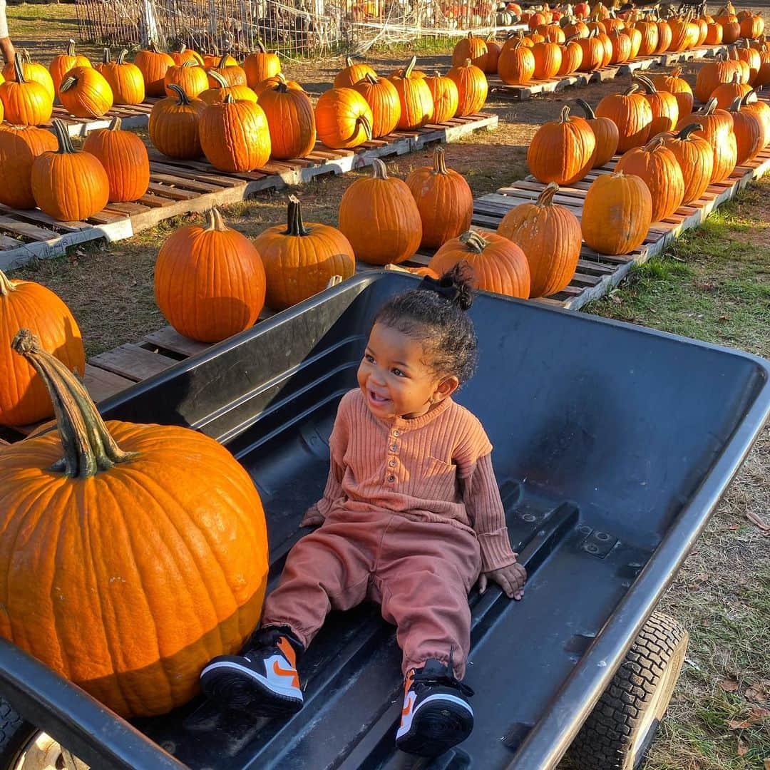 シャネル・イマンのインスタグラム：「Our baby girls first pumpkin patch 🎃🎃🎃」