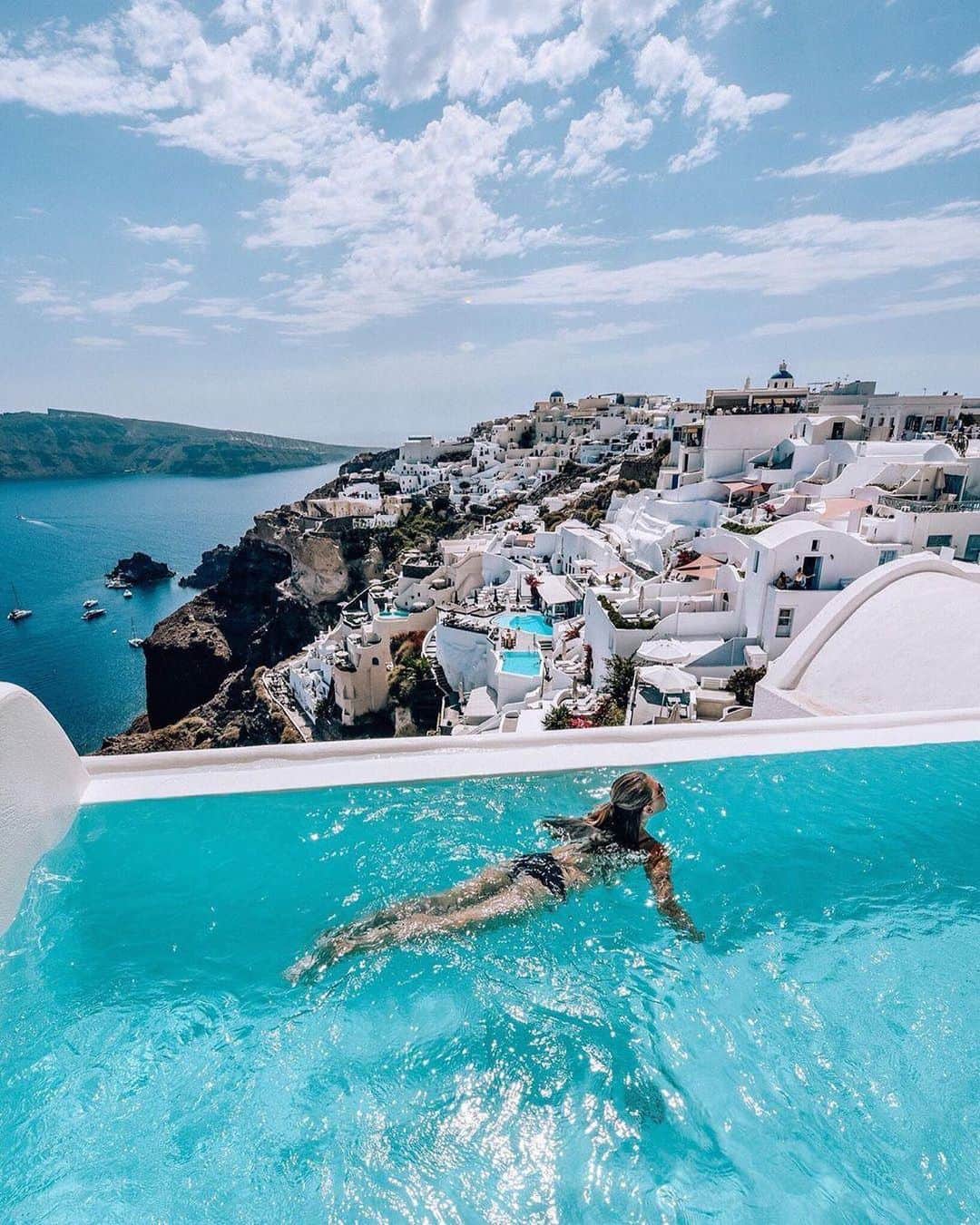 BEAUTIFUL HOTELSさんのインスタグラム写真 - (BEAUTIFUL HOTELSInstagram)「Just about a million different shades of blue in Santorini, Greece 💙😍 What’s your favorite Greek Island? Let us know in the comments! (📸: @izkiz 📍: Andronis Luxury Suites @andronissuites)」10月23日 3時01分 - beautifulhotels