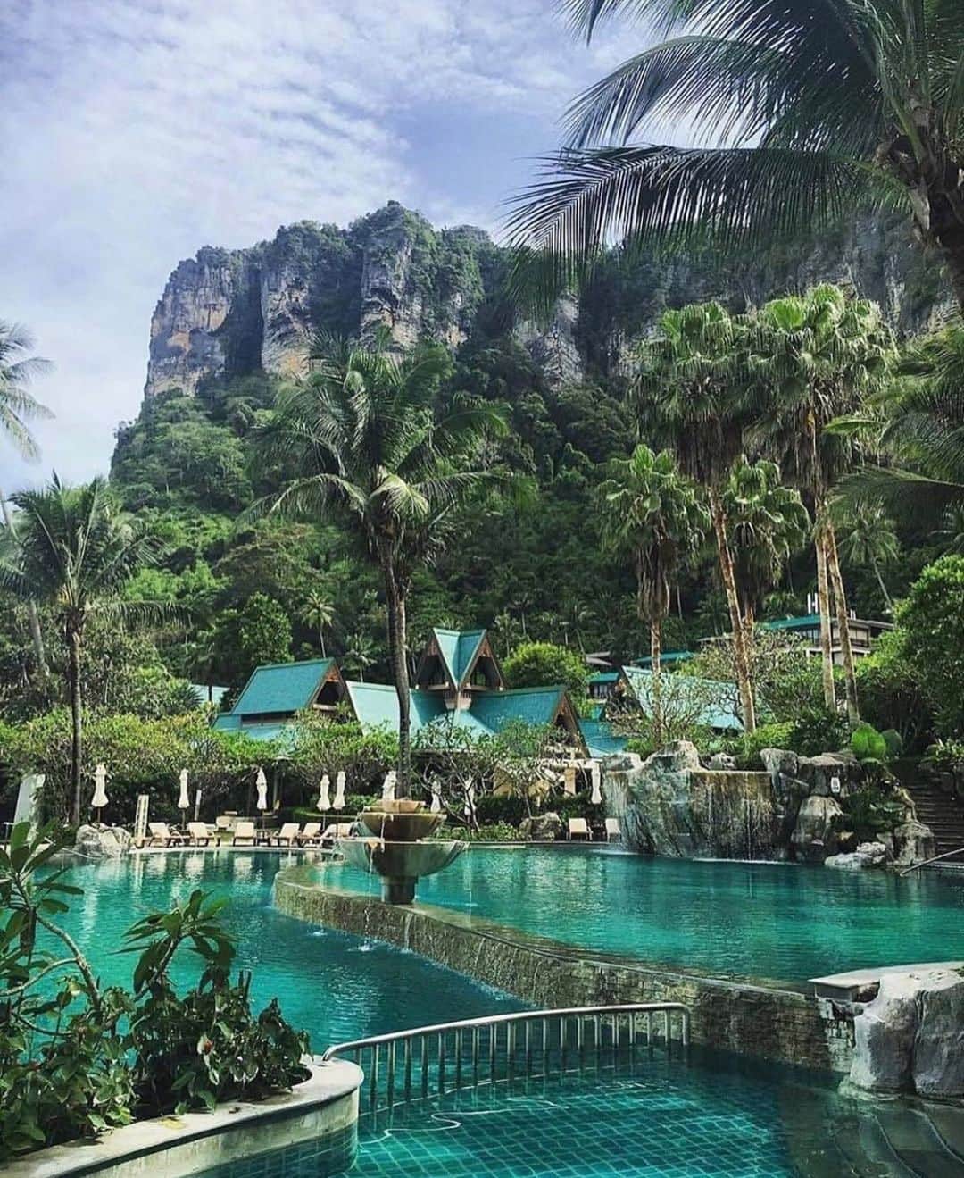 Earth Picsさんのインスタグラム写真 - (Earth PicsInstagram)「Krabi Island, Thailand 🌴 Is Thailand on your bucket list? 🇹🇭 photo by: @velascarlos . . . . . . . . . . . . . #mytravelgram #tourist #traveller #adventure #igshotz #exploretheglobe #lovetraveling #travelbuddies #travelwithme #tripstagram #travel_captures #adventuretravel #wanderer #reiseblogger #aroundtheglobe #livelovetravel」10月23日 3時01分 - earthpix