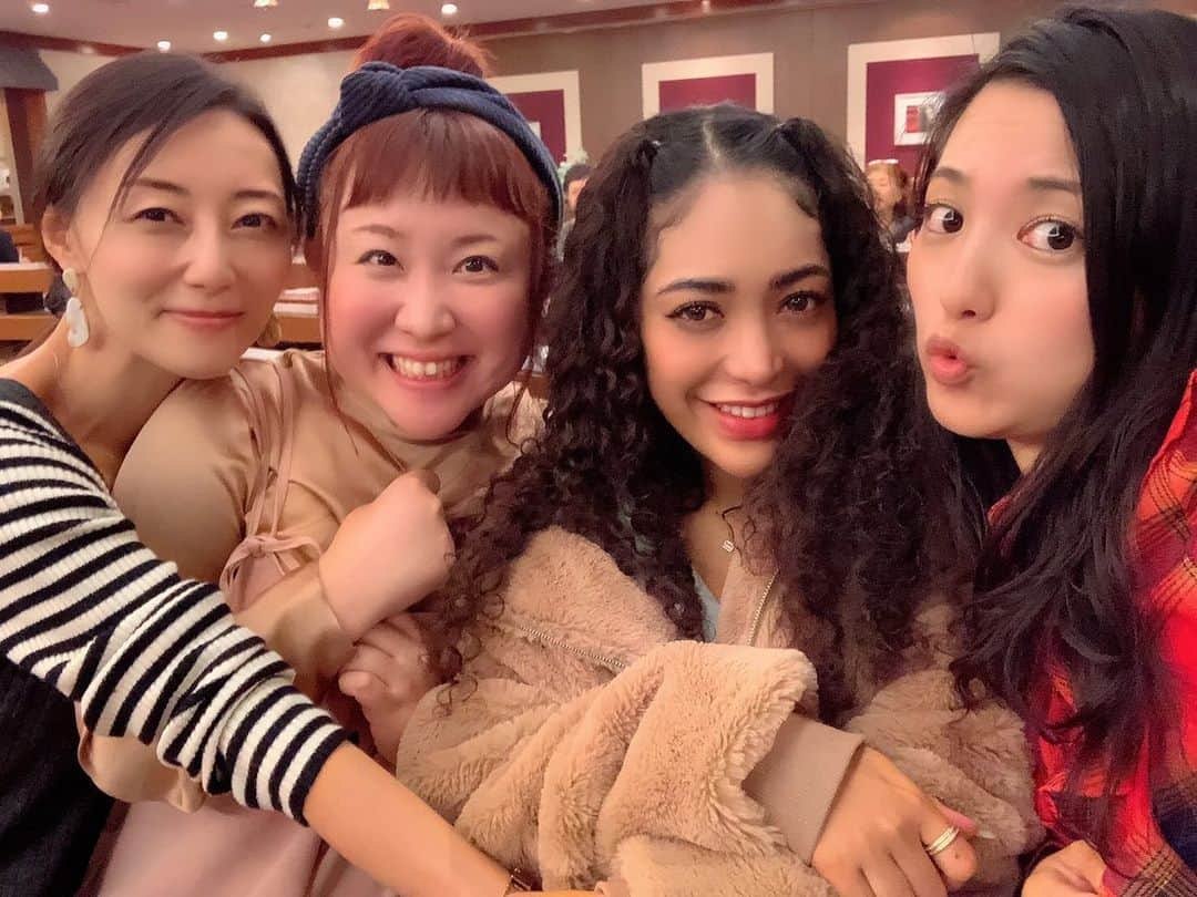 大湯みほさんのインスタグラム写真 - (大湯みほInstagram)「………… おかえり✈️YURISA 💚💗🧡@yurisa ・ ある雑誌の表紙イメージで撮ったらこうなりました😂笑 ・ LA🇺🇸からYURISAが日本に帰ってきたよ✨という事で、仲良しで薬膳ランチ🍴&ファミレス☕️コース！かれこれ6時間くらい話っぱなし😍笑✨ ・ いつも新しい環境に身を置いて頑張ってるYURISA🧡からは元気もらえるし、阿国もはまじゅんもくだらない事ですぐ😂笑いとってくるから、高校生時代に戻ったような✨そんな時間💓を過ごしてきました！ ・ 大人になってからの友達って、本当に大切だし、特に同じ時代に頑張り合った仲間たち、だからこその絆✨は大きいんだなぁ🥺 ・ 次は、みんなでLA🇺🇸にYURISA🧡に会いにいこう計画立てなきゃね！」10月23日 3時14分 - nukazukemiho0320