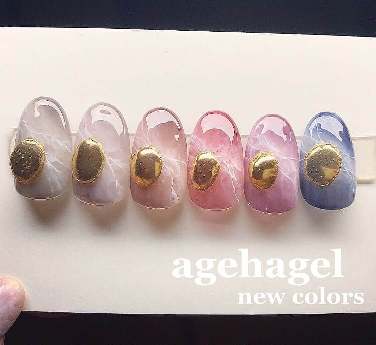 agehaさんのインスタグラム写真 - (agehaInstagram)「チラ見せ😊❤️ #agehagel  ネイルエキスポ先行発売 #肌美色A/Wシリーズ Autumn winter ・ ダークシアーカラー シアーだから作れる 濃淡カラー！ わざとムラにするカラーリング わざと濃淡をつけたカラーリング 普通のカラーリングに プラスワンのアクセント。 ・ #閉じ込め系アート  などもダークなシリーズで 大人っぽく仕上がります❤️ ・ パーツはミラーパウダーで 爪の上で作りました。 #agehaミラーパウダー　 大好評です😊❤️」10月23日 3時06分 - agehanails