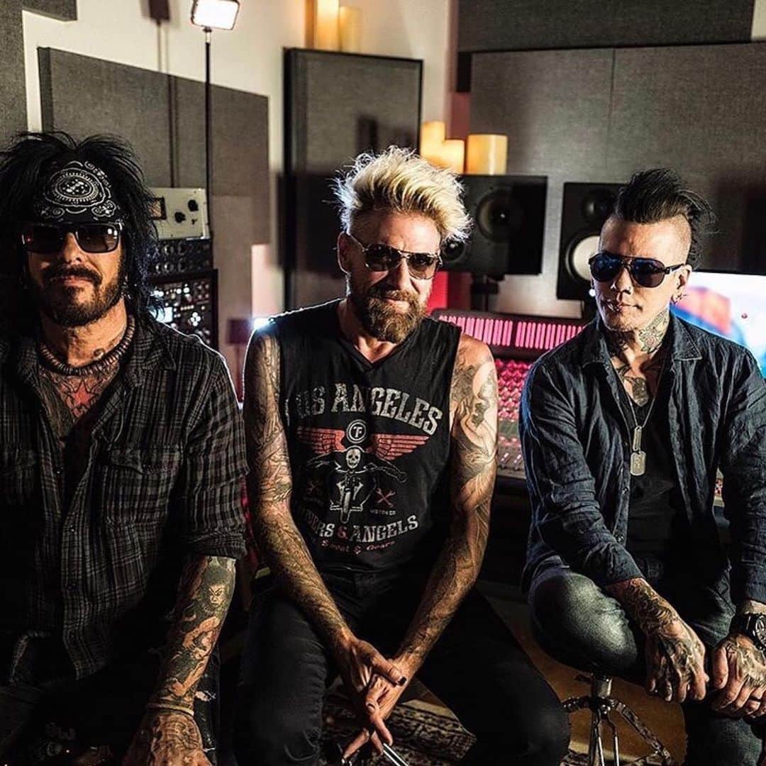 SIXX:A.M.のインスタグラム：「You like the new song #talktome?」