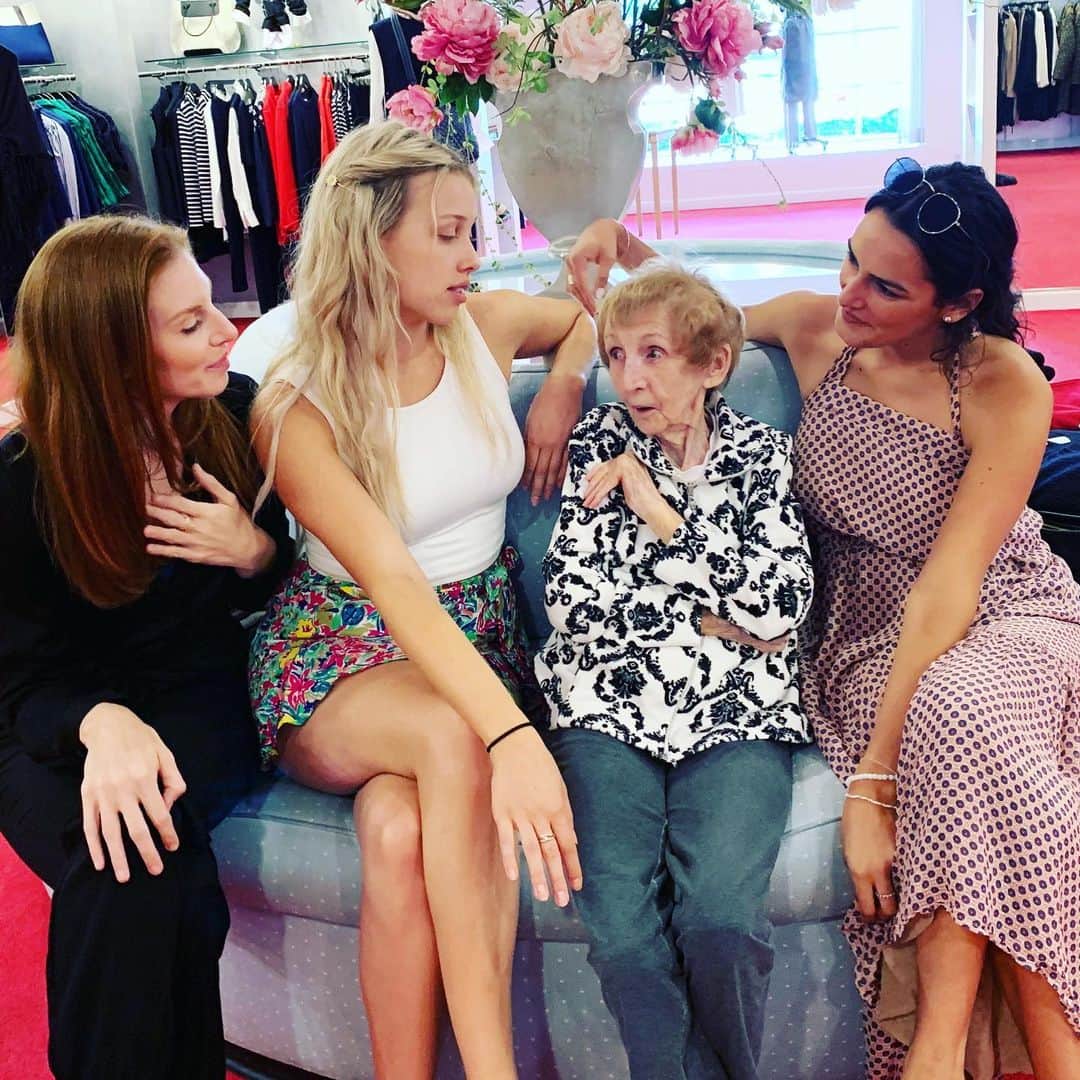 グレイシー・ドジーニーのインスタグラム：「grateful for afternoon gossiping with the greatest grandma 💕」