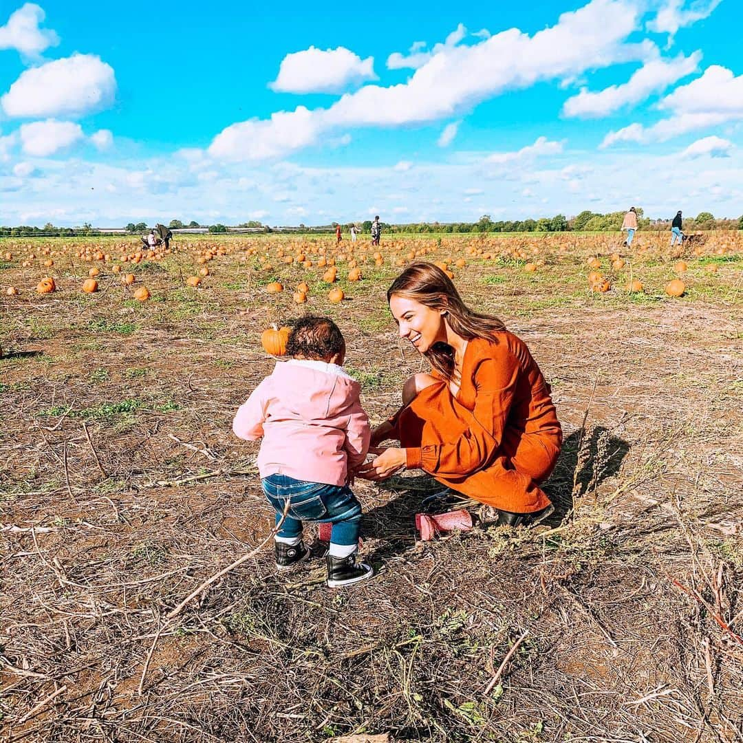 レイシー・バンハードさんのインスタグラム写真 - (レイシー・バンハードInstagram)「Half term makes me realise how grateful I am for my business and even more so how lucky I am that Mabz chose me to be her mamma! We literally have the best times together and this half term has been filled with so many memories already 💕  I think sometimes how different life would be if I was employed, how the 9-12 months maternity just wouldn't have worked for me, time wasn't something I valued much before having mabz but since having her it all changed.  I took 18 months off of my business as I just wasn't ready to go back, in those 18 months we built a family home, a great partnership but also a great routine for our family, it all just fell into place without any pressure on myself.  NWM isn't for everyone but it's been life changing for myself, my family and all the other women I've been able to help along the way, forever grateful ❤️🙏🏽✨ #workingmum #mumlife #onlinebusiness #nwm #workfromhome #pumkinpatch #miltonkeynes #global #womeninbusiness #femaleboss #babygirl #daughter #love #loa」10月23日 3時11分 - lacey_shameela