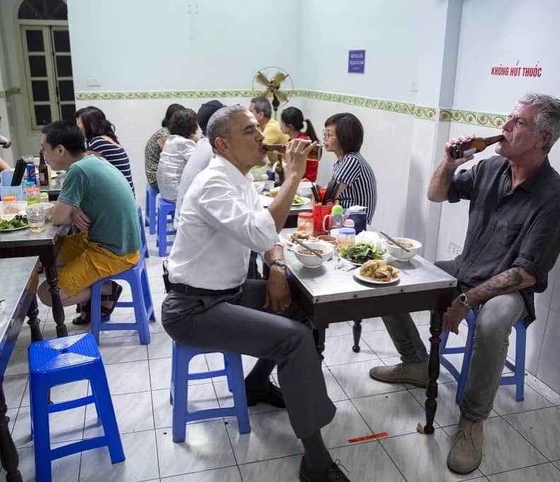 Food Republicのインスタグラム：「Television and film often inspire travel and trying new foods. ⠀ ⠀ What series or film has moved you to explore new places, cuisines, and cultures? What are your favorite stories about those adventures? ⠀ ⠀ #travelTuesday ⠀ ⠀ Photo: Pete Souza/Barack Obama Twitter」