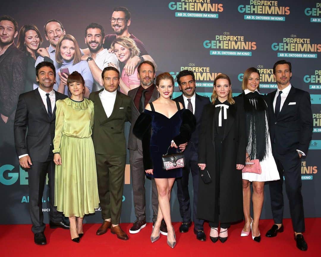 エリヤス・エンバレクのインスタグラム：「Das war sie, die gestrige Premiere von @dasperfektegeheimnis 😀Vielen Dank an Alle, die da waren und genauso viel Spaß mit dem Film hatten, wie wir uns erhofft haben🚀🚀 Danke natürlich auch an @boooraaah, unsere Produzenten, das ganze Team von @constantinfilm und natürlich meinen tollen Kollegen❤️」