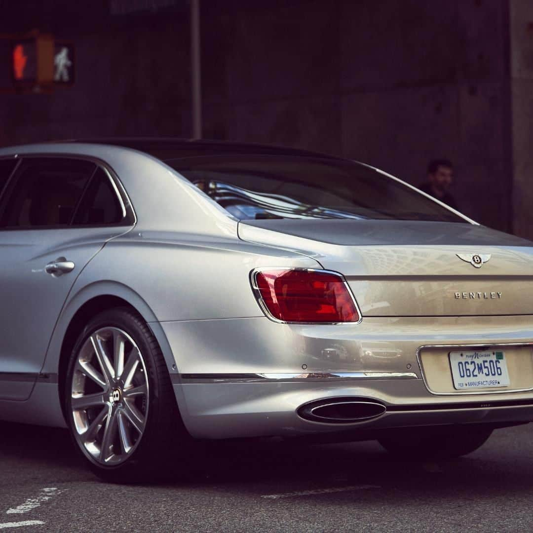 ベントレーさんのインスタグラム写真 - (ベントレーInstagram)「When you can reach 0-60 mph in 3.7 seconds, having an attractive rear-end is crucial. The new #Bentley #FlyingSpur. Configure yours through the link in bio. _ Flying Spur WLTP drive cycle: combined fuel consumption: 19.1 mpg (14.8 l/100 km), combined CO₂: 337 g/km」10月23日 3時30分 - bentleymotors