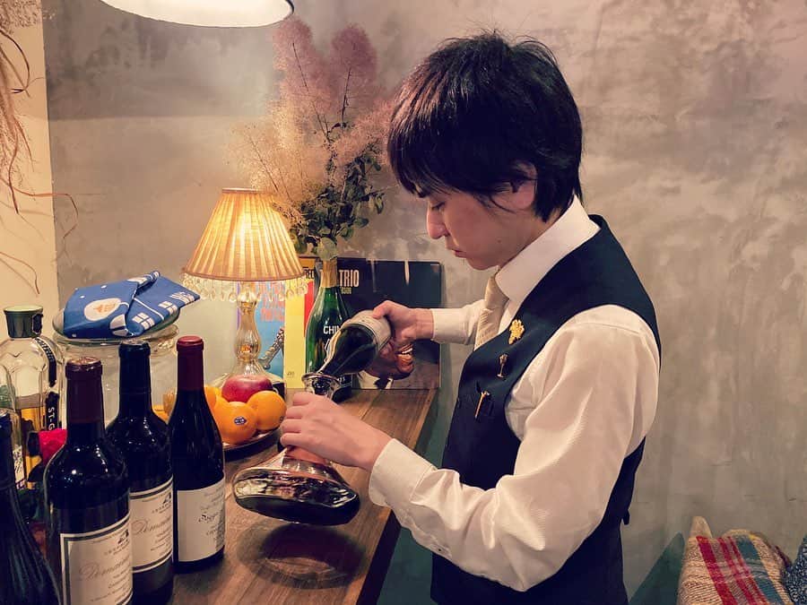 ひぐち君さんのインスタグラム写真 - (ひぐち君Instagram)「昨日は「ひぐち君の日本ワイン会」のワイン会。おかげさまで、今回も勉強させていただきました。 次回のワイン会は、11月23日(土)12:30〜の予定です。 ご興味のある方は、お気軽にご入会ください。 #小布施ワイナリー #長野県　#上高井郡　#小布施町 ドメイヌソガ メルロ サンシミ ルミリアシオン ムラサキ 第一農場 2016 🍷 ムラサキ 第一北農場 2015 🍷 ムラサキ 第一東農場 (僅かカベルネフラン混植)  2017 🍷 ムラサキ 第四西農場  2016 🍷 2015 🍷 2014 🍷 ムラサキ第四東・第四西農場  2013 🍷 ムラサキ 第四南農場 2014 🍷 2013 🍷 ムラサキ 第五農場 2014 🍷 2013 🍷 キャトル サンク メルロ  2017 🍷 フランソワデュマ　ヴァンムスー　ノンドゼ　メトード　コスマリーン　2016 🍷 (ソーヴィニヨンブラン) スパークリングワイン「E1」やや甘口　ロゼ　瓶内二次発酵　ドゥミセック　2016 🍷 (シャルドネ　ソーヴィニヨンブラン　アリカント　メルロなど) スパークリングワイン「R」辛口　ブランドブラン　瓶内二次発酵　ブリュット　2016 🍷 (欧州系ワイン品種) ドメイヌソガ　プティマンサン　セック(辛口) 2018 🍷 アンサンク　ソーヴィニヨンブラン　2018 🍷 ドメイヌソガ　カベルネフラン　サンシミ ムラサキ第三農場　 2013 🍷 2012 🍷 ソガペールエフィス セパージュ　ヨーロピアン(赤) 2008 🍷 (ブラウアーツヴァイゲルト主体　カベルネ　メルロ) サケ　エロティック　 アン　🍶　旧協会1号酵母 ドゥー　🍶　旧協会2号酵母 トロワ　🍶　旧協会3号酵母 キャトル　🍶　旧協会4号酵母 サンク　🍶　旧協会5号酵母 シス　🍶　旧協会6号酵母 #日本酒　#美山錦　#sake #オリーブ　#olive #清水牧場チーズ工房　#松本市 山のチーズ 🧀 #ボスケソチーズラボ　#佐久市 TENRAI 🧀 #cheese #チーズ　#japanesecheese #日本ワイン　🇯🇵 #japanesewine #vinjaponais #wine #vin #vino #winetime #winelover #instawine #wineexpert #tokyo #ひぐち君の日本ワイン会 https://lounge.dmm.com/detail/1486/」10月23日 3時49分 - higehiguchi