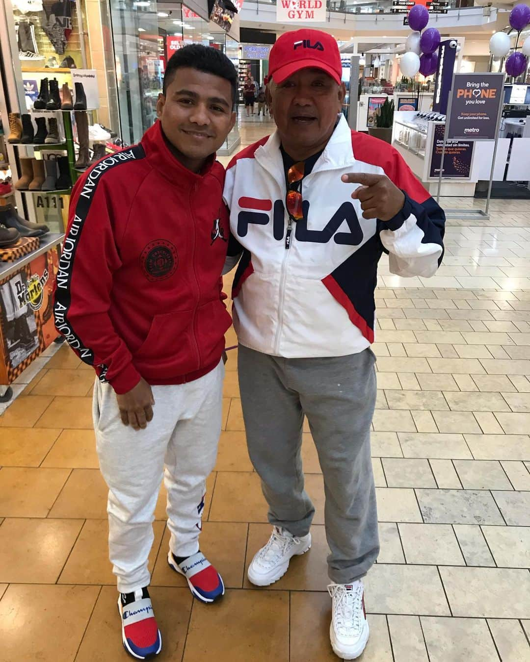 ローマン・ゴンサレスさんのインスタグラム写真 - (ローマン・ゴンサレスInstagram)「Con mi Papá, Dios me lo guarde siempre. El Flaco González. #teamchocolatito #teiken #padreehijo #diosteama #elbarriomerespalda」10月23日 3時41分 - chocolatito87