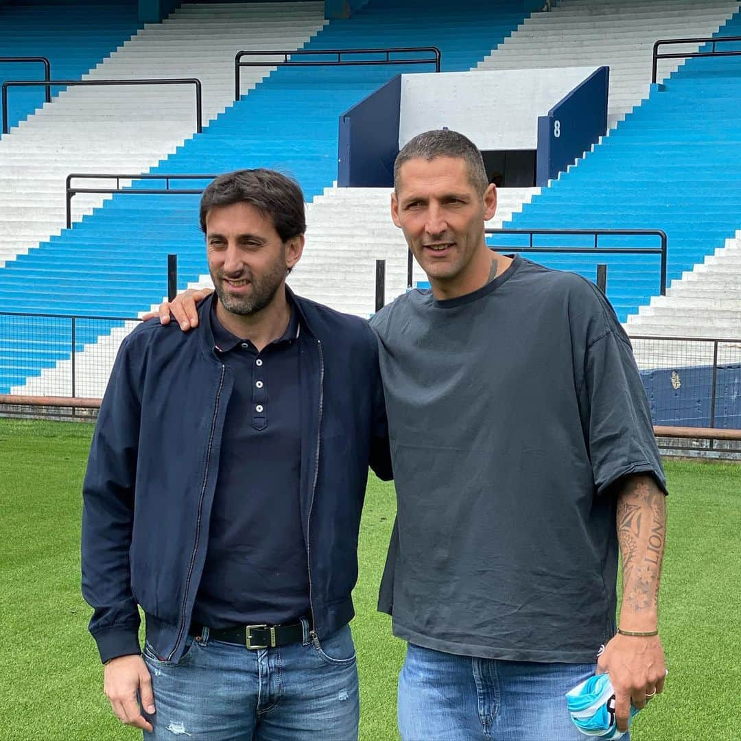 マルコ・マテラッツィさんのインスタグラム写真 - (マルコ・マテラッツィInstagram)「CALLE DIEGO ALBERTO MILITO DETTO IL PRINCIPE 🖤💙!!! @diegomilito @inter @racingclub #TRIPLETE」10月23日 3時46分 - marcomaterazzi