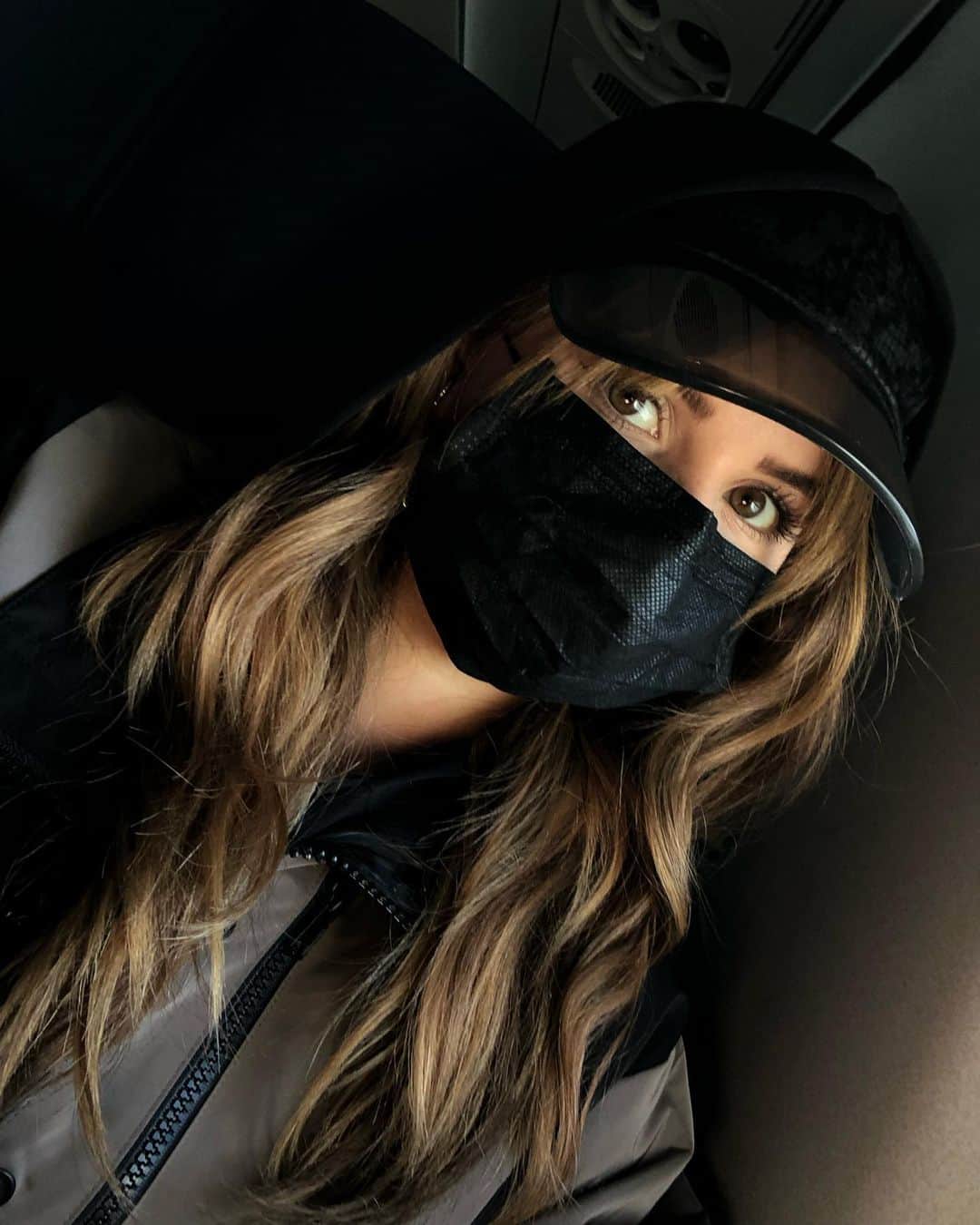 デビー・ライアンのインスタグラム：「Honestly? No, I don’t really get approached much in airports」