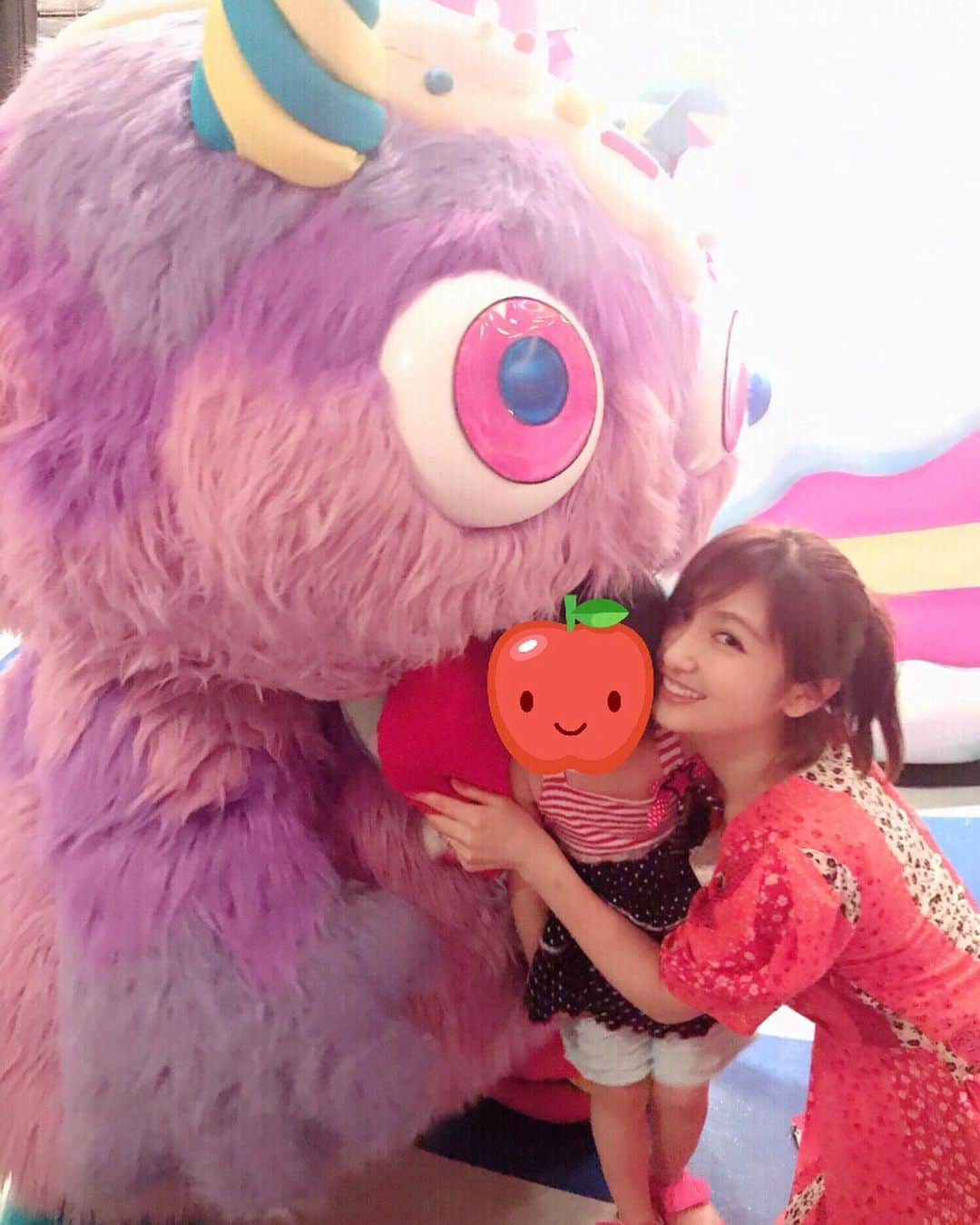 熊田曜子さんのインスタグラム写真 - (熊田曜子Instagram)「少し前に キティちゃんコラボ中の@kawaiimonstercafe へ☕️ キャラクターのチョッピーに会えたよ💓 私が抱っこしてる三女を チョッピーの大きく開いてる口元近くに 「食べられる〜」って言いながら持って行ったら 次女が凄い勢いで阻止‼️ その後、泣きながら怒られた💦 本当に食べられると思っちゃったのかも😭 ごめんね🙇 そんな妹思いの次女は 今月4歳に👧 おめでとう🎊 たくさんお祝いしよう🎂  #モンスターカフェ #キャラクター #チョッピー #三姉妹 #長女 #6歳 #次女 #3歳 #三女 #1歳 #姉妹愛 #優しいお姉ちゃん #妹大好き #3人産んでよかった」10月23日 3時52分 - kumadayoko