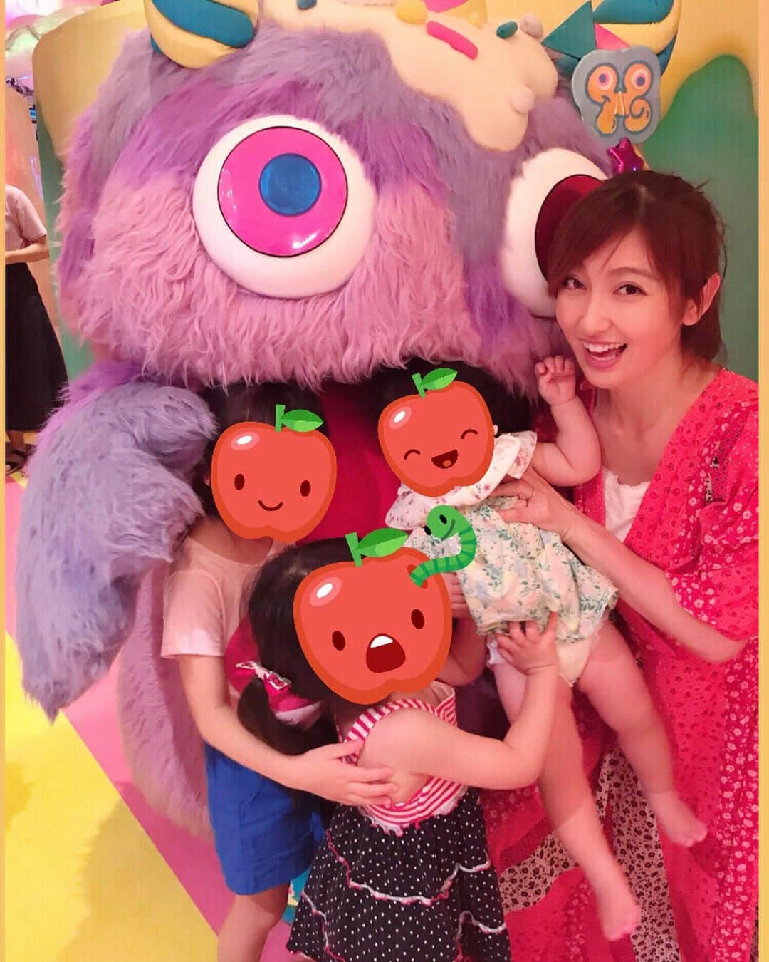 熊田曜子さんのインスタグラム写真 - (熊田曜子Instagram)「少し前に キティちゃんコラボ中の@kawaiimonstercafe へ☕️ キャラクターのチョッピーに会えたよ💓 私が抱っこしてる三女を チョッピーの大きく開いてる口元近くに 「食べられる〜」って言いながら持って行ったら 次女が凄い勢いで阻止‼️ その後、泣きながら怒られた💦 本当に食べられると思っちゃったのかも😭 ごめんね🙇 そんな妹思いの次女は 今月4歳に👧 おめでとう🎊 たくさんお祝いしよう🎂  #モンスターカフェ #キャラクター #チョッピー #三姉妹 #長女 #6歳 #次女 #3歳 #三女 #1歳 #姉妹愛 #優しいお姉ちゃん #妹大好き #3人産んでよかった」10月23日 3時52分 - kumadayoko