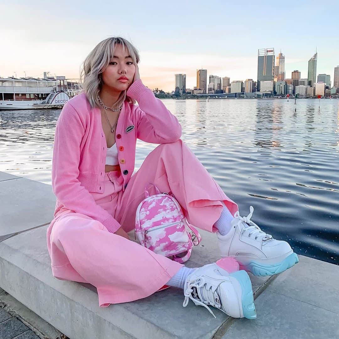 Instagramさんのインスタグラム写真 - (InstagramInstagram)「#DoYouFollow streetwear influencer @alvssa_? When she’s not in her room prepping her next outfit, she’s most likely on the streets of Perth finding the perfect spot for the next photo-op. 📸⁣ ⁣ In our new series #DoYouFollow, we’re diving deep into some of Instagram’s most popular interests and the people who make them awesome. Learn more about Alyssa on IGTV, and check out some more looks from around the globe from the #streetwear community on today’s story. 👟🧢⁣ ⁣ Photos by @alvssa_」10月23日 4時07分 - instagram