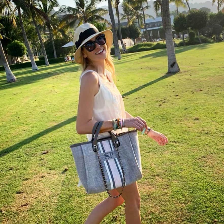 ステファニー・プラットのインスタグラム：「PLEASE READ! Xx We need to stop the murderous dog meat market in China NOW. Help save our friends. Gift yourself or a friend one of these personalized @lilyandbean bags. 10% off all profits from these bags go straight to @nodogsleftbehind. One bag can help save a cage full of dogs from being murdered today & tomorrow & so on. It’s just unimaginable how people can torture & murder our furry friends. My dog Max is the most important thing in my life (those who know me can definitely testify). My little boy is everything to me. He’s my best friend- he’s always there for me, he’s always happy to see me and loves me unconditionally like no one else could. Your dog & Max could be in those cages on their way to a horrific death (tortured first bc the “meat is more tender”) right now. Pls let’s save our best friends, If it was the other way around you know your dog would do ANYTHING & EVERYTHING to save you.  https://www.lilyandbean.co.uk/collections/new-collection/products/design-your-own-canvas-bag-french-grey-bag」
