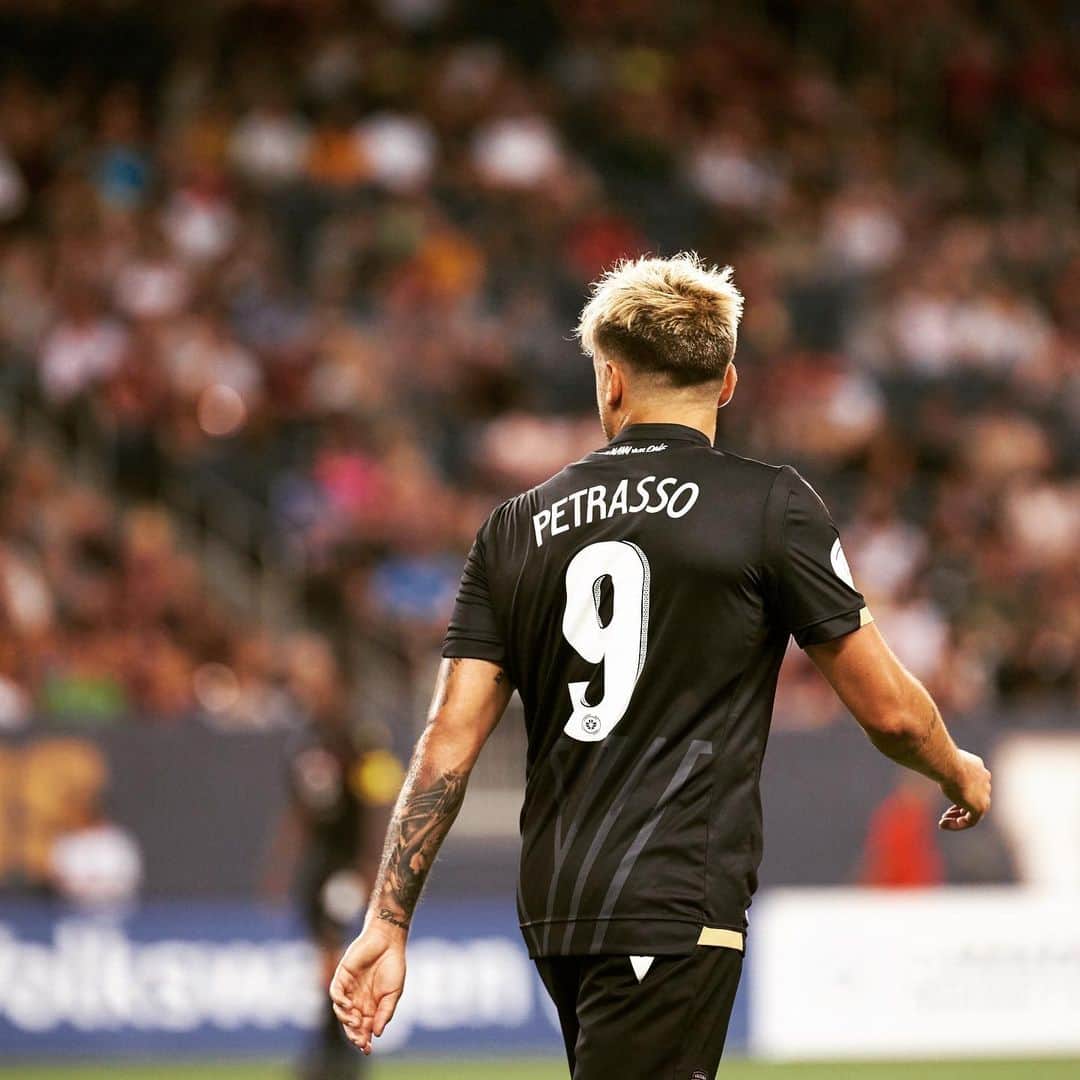マイケル・ペトラッソのインスタグラム：「Thank you. 🍁」