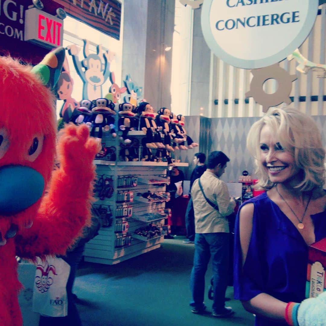 ジョシー・ビセットのインスタグラム：「Book Signing @faoschwarz #NYC #boogiemonsterbook #josiebissett #childrensbooks #kevanatteberry #dancing」