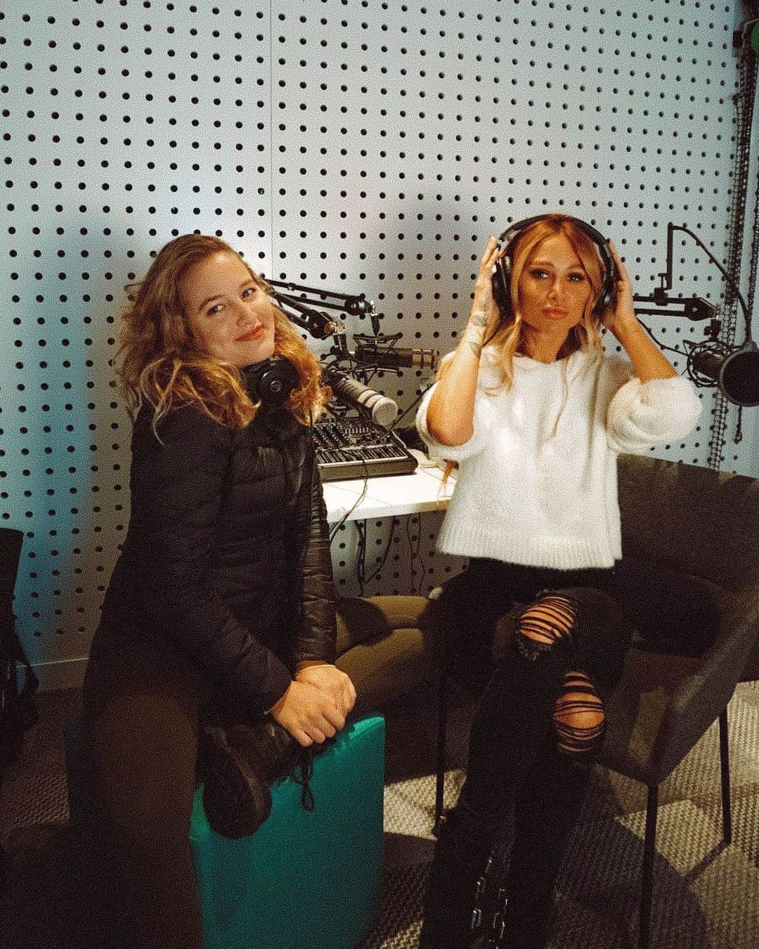 ルー・ティーズデールのインスタグラム：「Get yourself a woman who does both.. she’s a chef AND a neuro/psycho science post grad 👩‍🍳... I joined my friend @tessward on her podcast #downtherabbithole this week check it out the link’s on her page #tessathachristie #bosslady」