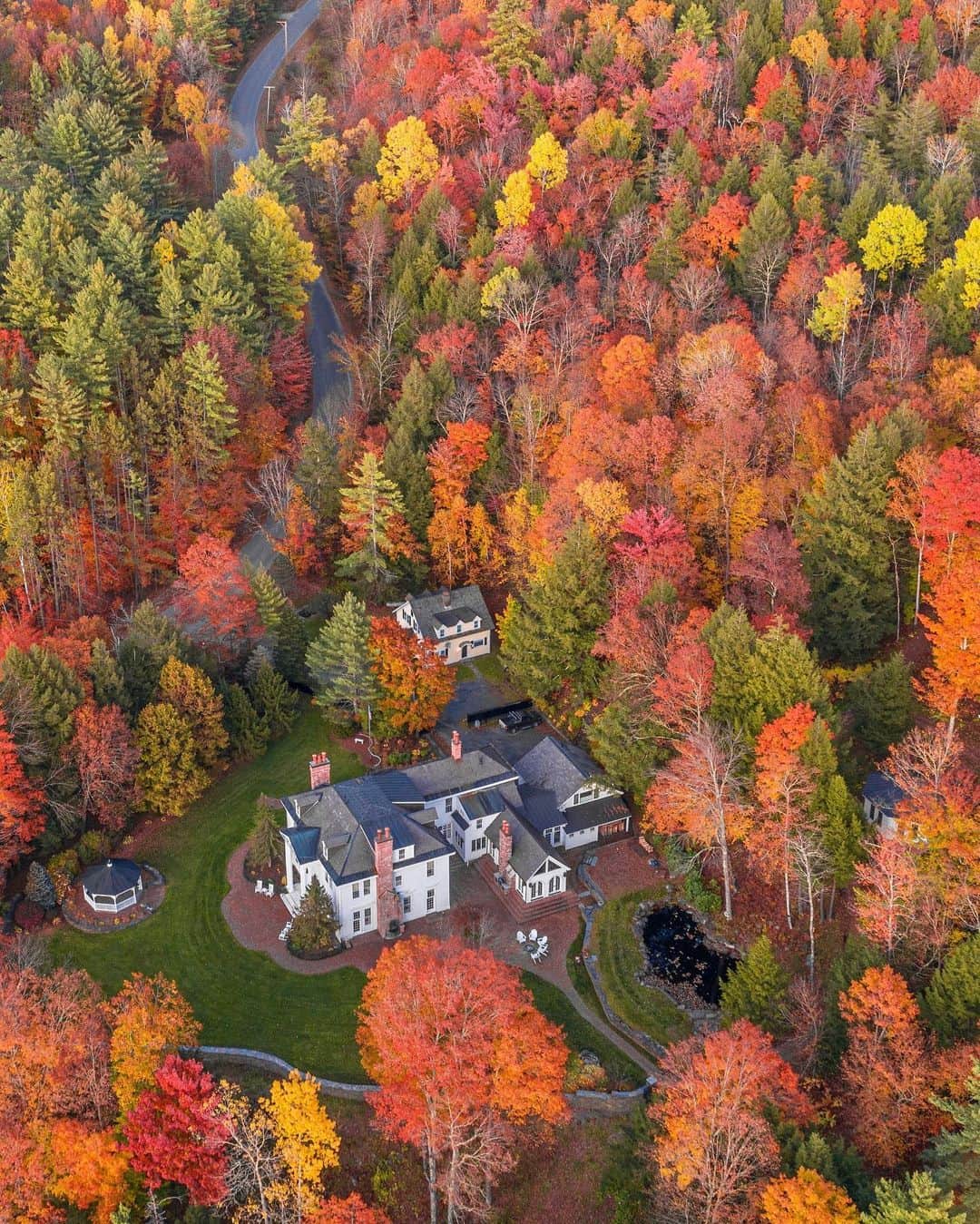 Earth Picsさんのインスタグラム写真 - (Earth PicsInstagram)「Autumn 🍂 in Stowe Vermont shot by last week 😯😯 @alexplore23」10月23日 4時34分 - earthpix