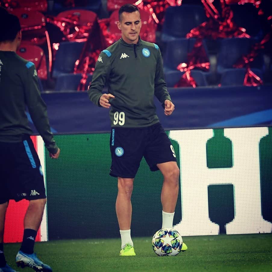 アルカディウシュ・ミリクのインスタグラム：「Concentrato prima di una sfida molto importante⚽️ Pełna koncentracja na jutrzejszym meczu. Bądźcie z nami⚽️ Focused on a very important new challenge⚽️ #championsleague 💙」