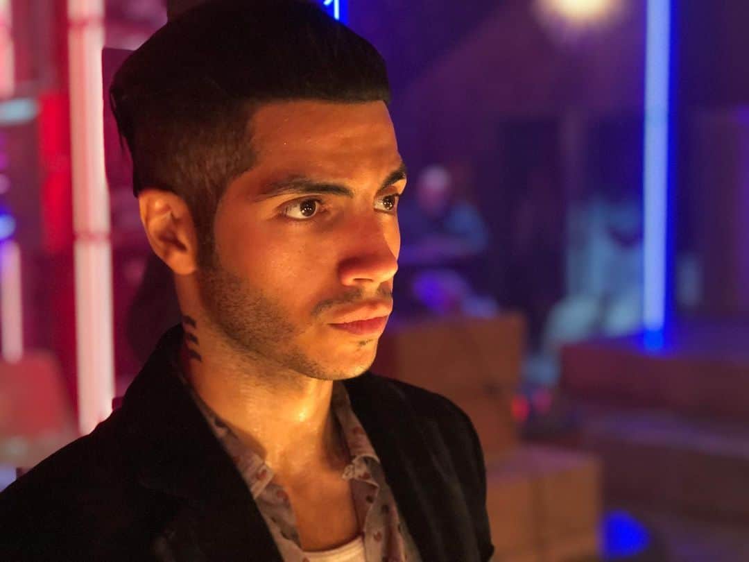 メナ・マスードのインスタグラム：「Game face @reprisalonhulu @raptors. And btw @hulu has live sports so not sure what else one needs.」