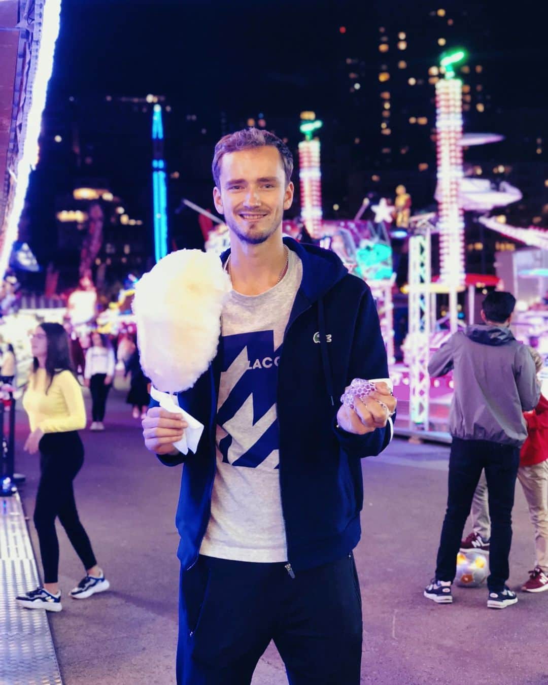 ダニール・メドベージェフのインスタグラム：「Happy kiddo 👶🏻 🍭」