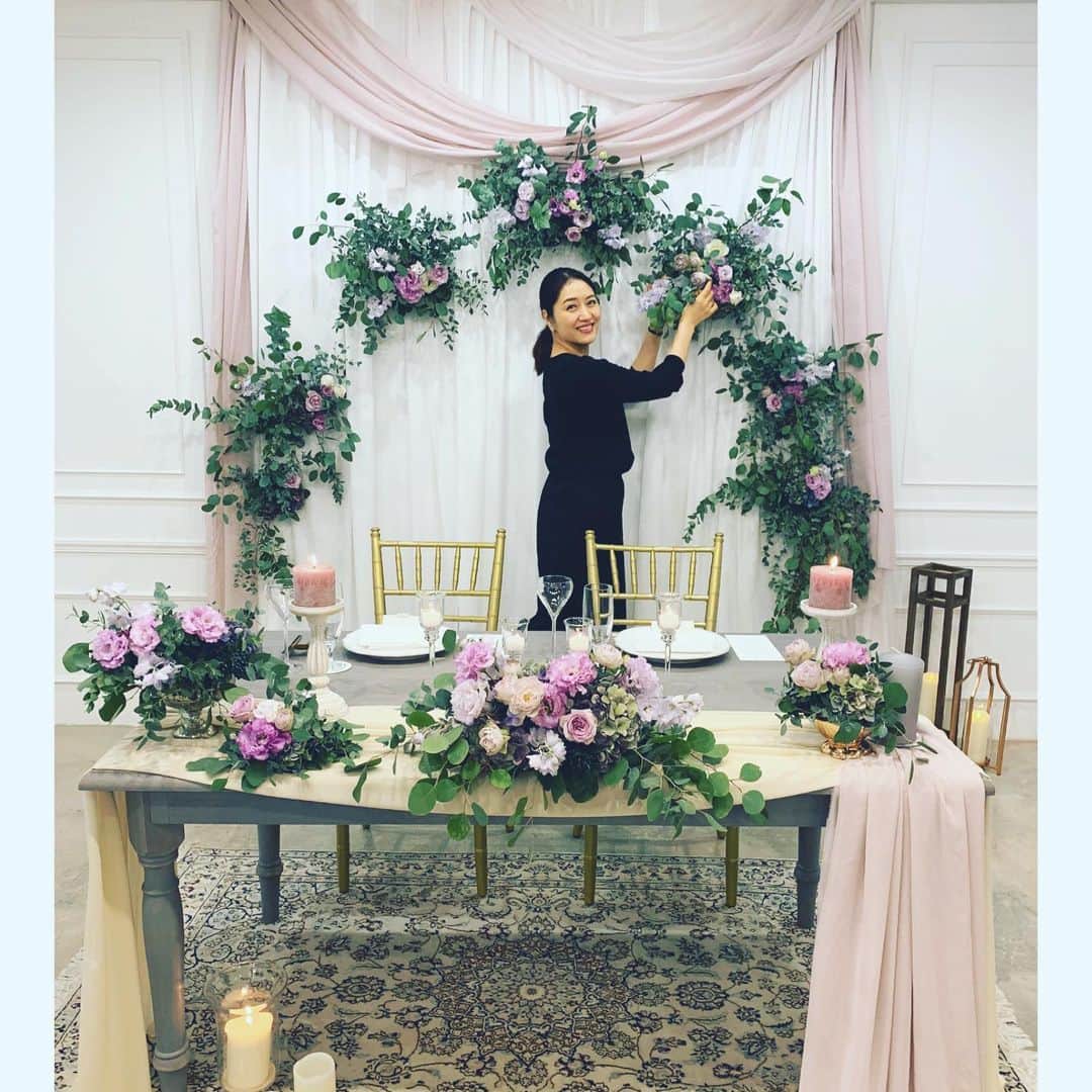 田澤友子さんのインスタグラム写真 - (田澤友子Instagram)「ウェディングラッシュの10月。 ・ 毎週末はいつも深夜までの作業が続くけれど、 毎回毎回新たな装飾やスタイリングに挑戦することが 本当に楽しくて仕方なくて、 やっぱりこの仕事が好きなんだなぁ…と しみじみ感じる毎日。 ・ ・ 「田澤さんの、そのバイタリティが本当に凄いと思う」 ・ と、言ってくださった新郎様のお言葉に、 なんだかハッとして、 心が救われた気持ちになりました。 ・ ・ @eternite_oeuf  #mywork  #ウェディングプロデューサー  #ウェディングプロデュース  #ウェディングシーズン #ウェディング装飾 #大道具さんもやります #小道具さんもやります #買い出しにも走ります #ディレクターから介添人までやります #何でもやります #でも周りのお仲間とのチームワークで成り立ちます #エタニテドゥウフ  #レストランウェディング #ウェディング #wedding #eternitedeoeuf  #松山市 #愛媛 #田澤友子  #タザワ友子」10月23日 4時52分 - tomo_tazawa
