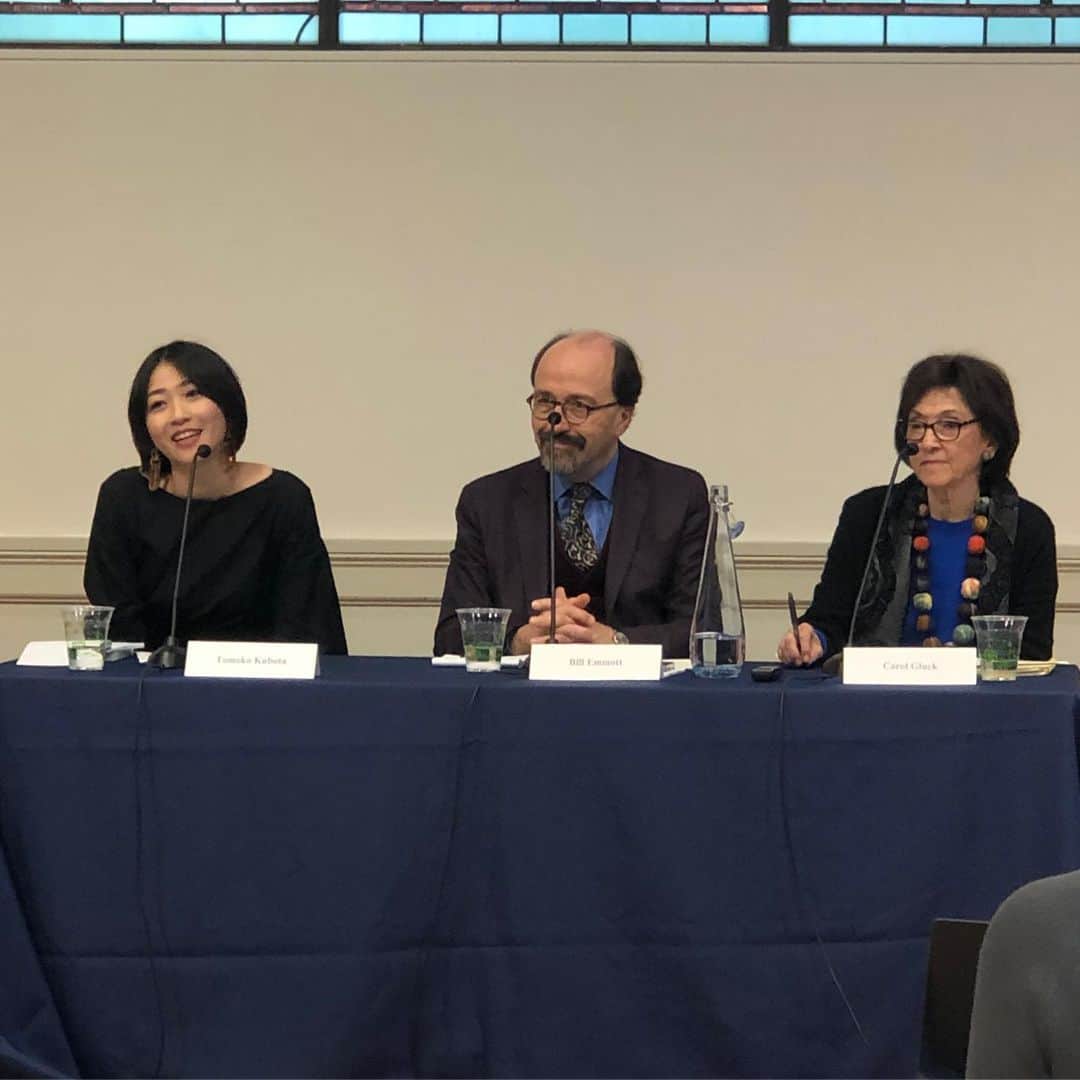 久保田智子のインスタグラム：「I was honored to be a part of the panel with Prof. Carol Gluck and Bill Emmott, ex-editor of the Economist.」