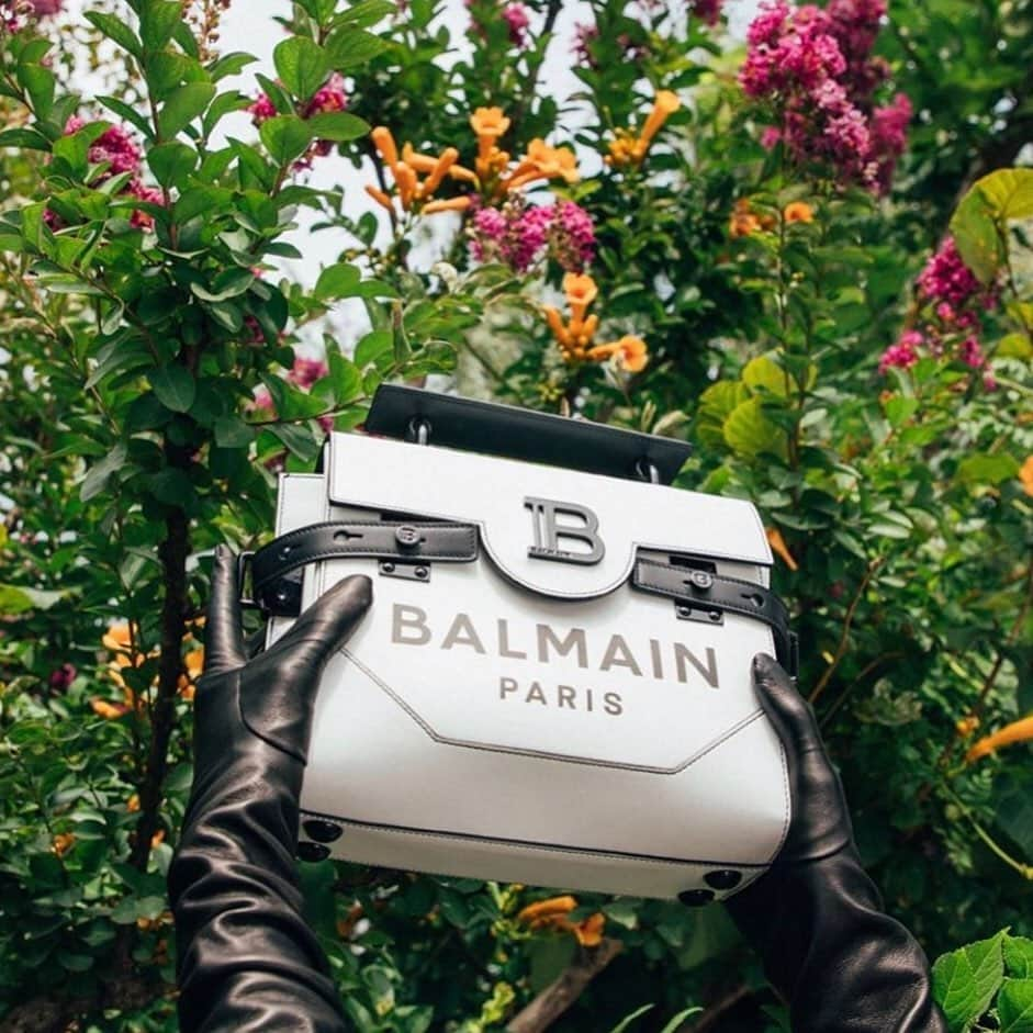 バルマンさんのインスタグラム写真 - (バルマンInstagram)「POWERFUL PURITY Playing on the houses monochromatic coloring, the #BALMAINBBUZZ is the bag that brings couture designs to the streets. Available in a variety of styles in #BALMAIN stores & on BALMAIN.COM #BALMAINARMY」10月23日 5時36分 - balmain