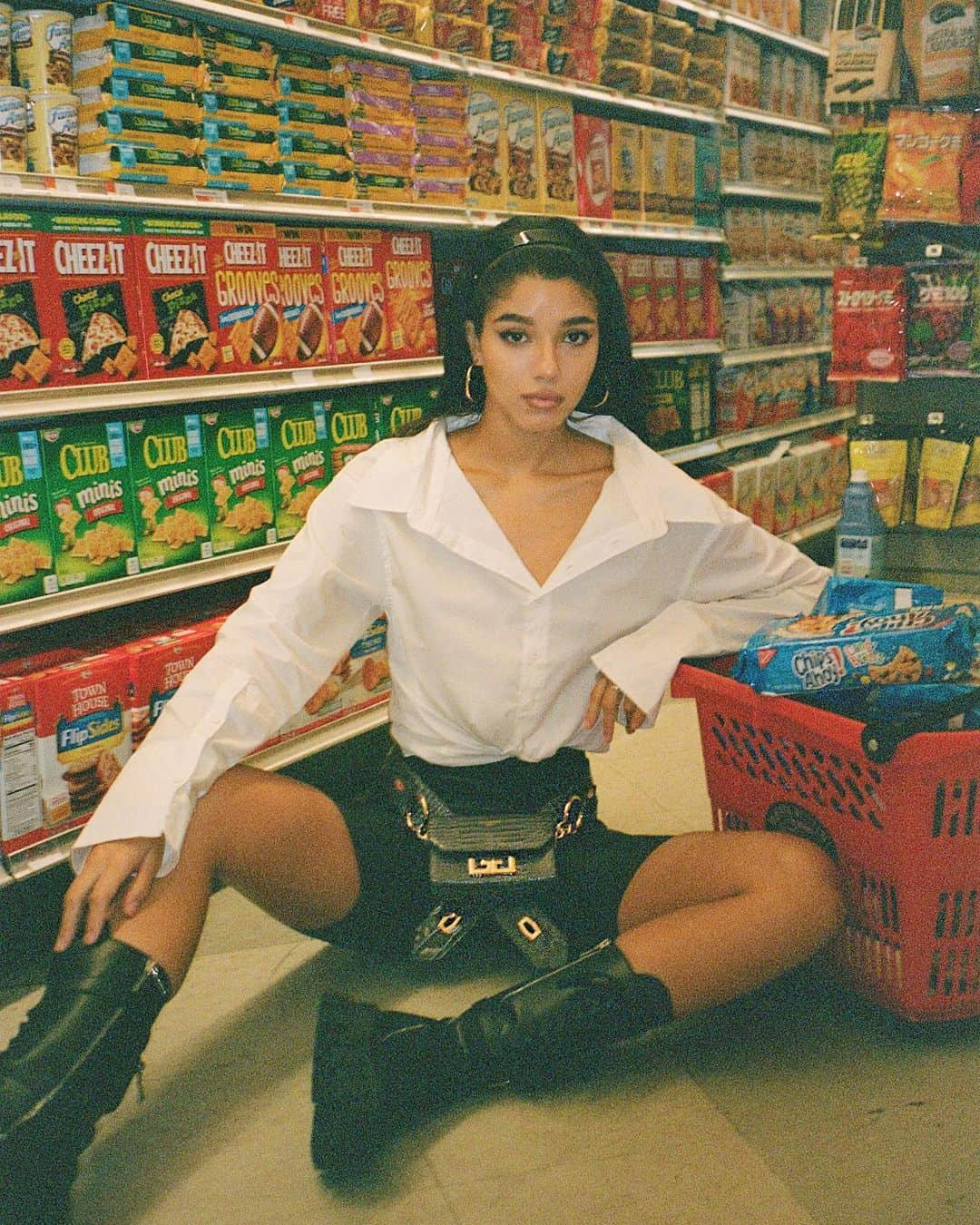 イヴァンナ・ヴェンチュラさんのインスタグラム写真 - (イヴァンナ・ヴェンチュラInstagram)「Let me take you on a supermarket date in my comfy favorite @givenchyofficial @fwrd purse, my invite 😘  what would you pick from the store??」10月23日 5時50分 - yoventura