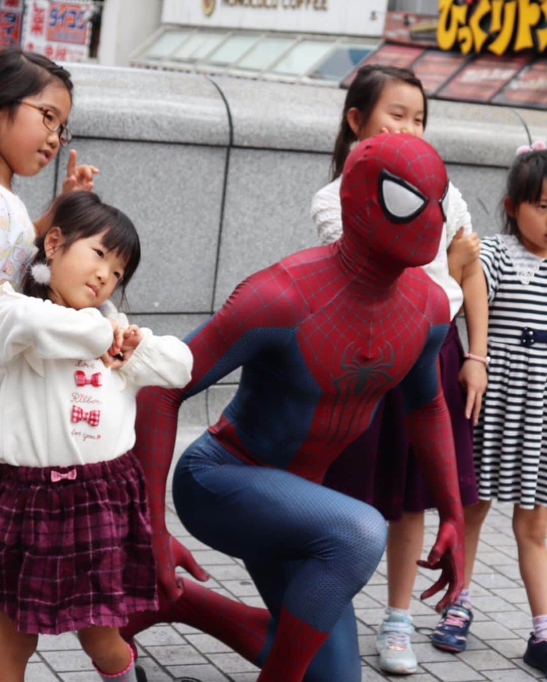 Japanese Spidermanさんのインスタグラム写真 - (Japanese SpidermanInstagram)「大阪、道頓堀にて。  いつもと違うロケーション。  子供の笑顔は銀座でも大阪でも変わらない。  悪天候の中、お越しくださったフォロワーさん、ありがとうございました😊  #週末ヒーロー #スパイダーマン#子供#コスプレ#マーベル#大阪#道頓堀#心斎橋 #ユニバ#usj#ヒーロー#グリコ#ハロウィン#spiderman #cosplay #osaka#marvel #アメコミ#なんば」10月23日 16時39分 - takemix5271