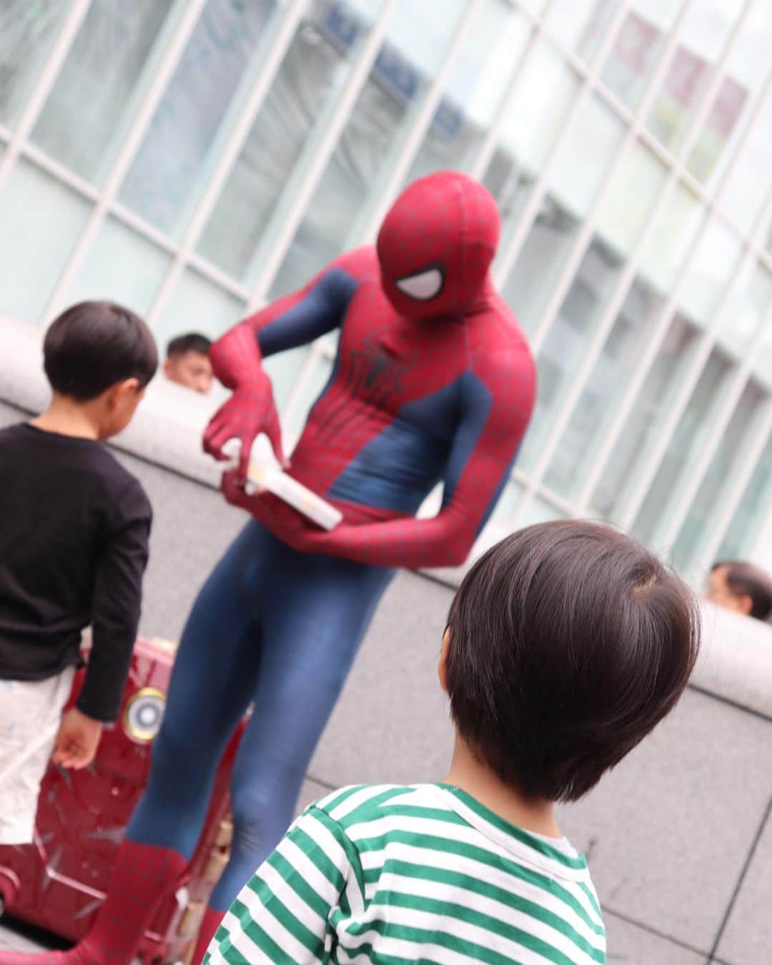Japanese Spidermanさんのインスタグラム写真 - (Japanese SpidermanInstagram)「大阪、道頓堀にて。  いつもと違うロケーション。  子供の笑顔は銀座でも大阪でも変わらない。  悪天候の中、お越しくださったフォロワーさん、ありがとうございました😊  #週末ヒーロー #スパイダーマン#子供#コスプレ#マーベル#大阪#道頓堀#心斎橋 #ユニバ#usj#ヒーロー#グリコ#ハロウィン#spiderman #cosplay #osaka#marvel #アメコミ#なんば」10月23日 16時39分 - takemix5271