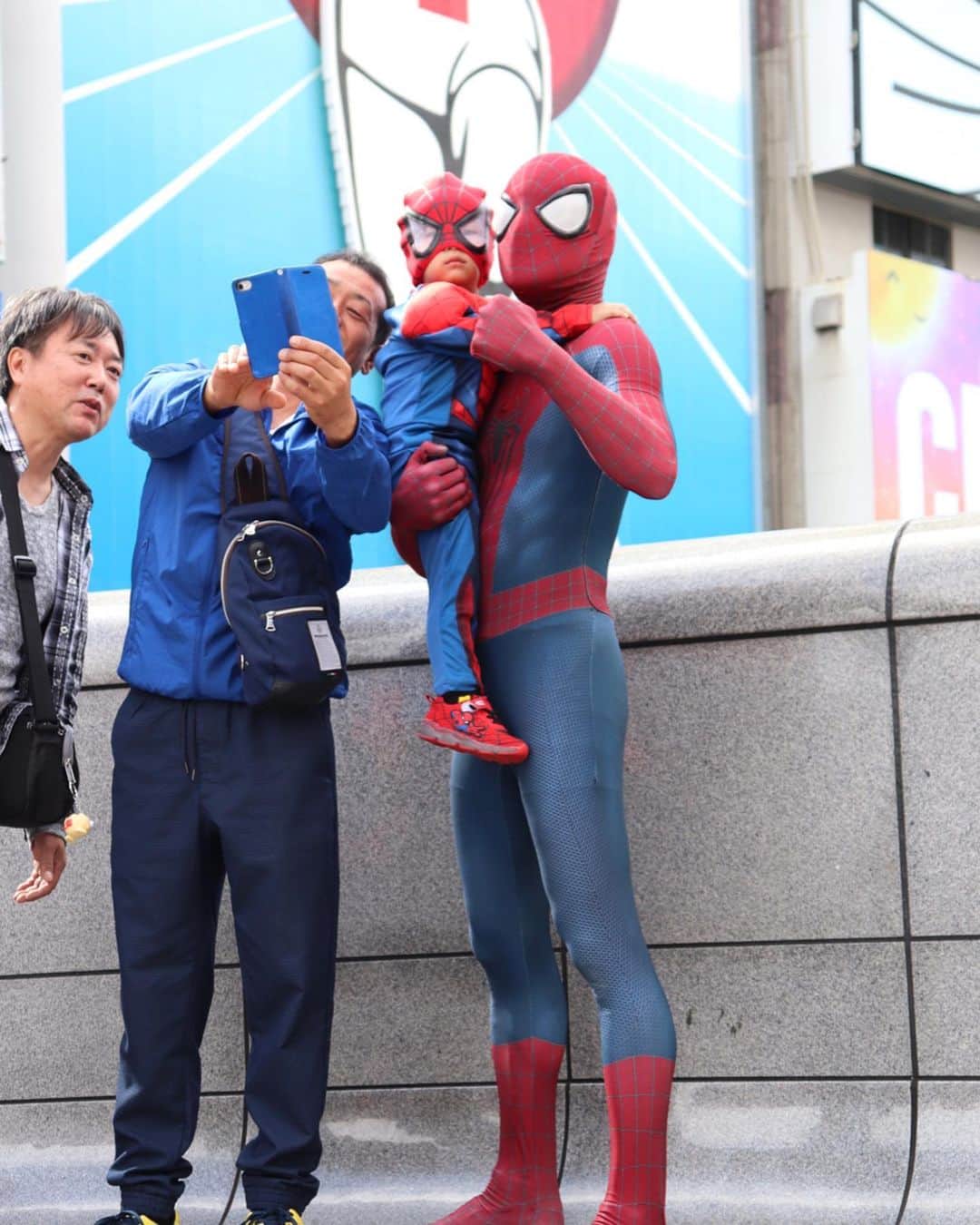Japanese Spidermanのインスタグラム：「大阪、道頓堀にて。  いつもと違うロケーション。  子供の笑顔は銀座でも大阪でも変わらない。  悪天候の中、お越しくださったフォロワーさん、ありがとうございました😊  #週末ヒーロー #スパイダーマン#子供#コスプレ#マーベル#大阪#道頓堀#心斎橋 #ユニバ#usj#ヒーロー#グリコ#ハロウィン#spiderman #cosplay #osaka#marvel #アメコミ#なんば」
