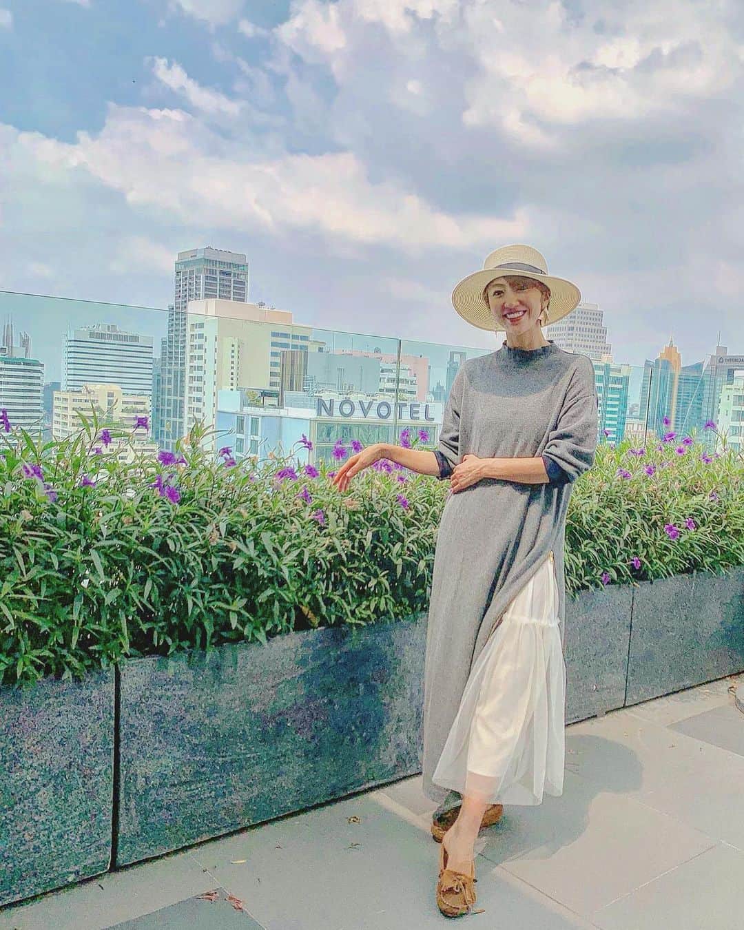 渡辺由布子さんのインスタグラム写真 - (渡辺由布子Instagram)「✈️ ・ สวัสดีค่ะ 🙏 Home sweet home, #Thailand!  東京から#バンコク へ、 その気温差約20℃。 到着時はおNEWのニットワンピにカンカン帽子という、全く季節感とセンスのない異様な格好になってしまったけれど、 ひとたびニットを脱げば、タイ仕様のふんわりシフォンワンピとしても使える、旅で重宝する着回しアイテム♡  恵比寿アトレの期間限定POP UPストア @leoryxebloa_official は、ワンピのサイドにスリットを施し、隙間からシフォンワンピを覗かせたりと、大人の遊び心を感じさせるデザインばかり。  ちなみにこれでも一応タイには四季があり、まもなく冬を迎えるのだが、感度の高いタイ人はブーツやファージャケットを取り入れるようだ。たとえそれがこの暑さにミスマッチだったとしても。  #タイ のそういうところが好き。  #タイあるある  #レオリーエブロア  #leoryxeblóa  #🇹🇭」10月23日 16時42分 - watanabe_yuko