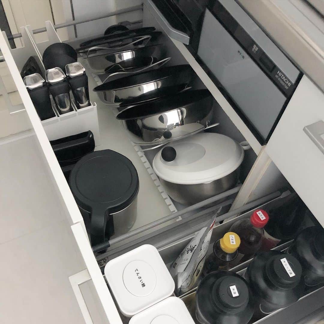 akaneさんのインスタグラム写真 - (akaneInstagram)「2019.10.23 . 今年こそって毎年言ってますが、早めに大掃除進めたくてキッチンの大掃除終了しました！ . 全出しして引き出しを拭き上げ、この1年使っていないモノを見直し！ . 久しぶりにじっくり自分の家と向き合ってぐったりw . いつもはちょこちょこ見直してはいるけれど、全出しして何時間もモノと向き合うって凄いエネルギーを使います🏃‍♀️ . 整理収納サポートサービスのお客様の気持ちが痛いほど分かります💦 . でも終わった時の達成感とその後の快適さに変えられるものはなく、やっぱり生きていく上でも整理収納は必要な事であり、欠かせないモノだなと実感しました✨ . この調子で今年は11月までに大掃除終わるようがんばります🧹 . #kitchen#kitchenorganization #kitchenorganizer #organize #キッチン#キッチン収納#キッチン大掃除#整理#整理収納#収納#整理収納アドバイザー#整理収納アドバイザー2級認定講座 #整理整頓#大掃除」10月23日 15時18分 - a.organize