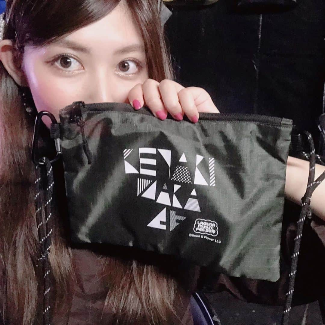 橘ゆりかさんのインスタグラム写真 - (橘ゆりかInstagram)「愛知県の #ラグーナテンボス で行われた﻿ #ラグーナミュージックフェス 2019で﻿ 2日間司会のお仕事をさせていただきました🌈﻿ ﻿ ﻿ たくさんのアーティスト アイドルのみなさんのライブを見たりステージでトークさせていただき音楽を満喫できました😆⭐︎﻿ お客さんもめっちゃあったかかったよー‼️﻿ ﻿ ﻿ 同じ事務所の #鈴木亜美 さんとお写真﻿を撮っていただきました！！﻿ 第2子ご懐妊おめでとうございます✨﻿ ラグーナのみんなと幸せが共有できた素敵な時間でした！ありがとうございました🌷﻿ ﻿ ﻿ フェスたのしいなぁ〜🤘💕﻿ ﻿ ﻿ #ラグナシア #フェス #司会 #橘ゆりか #野外フェス #欅坂46 #グッズ #サコッシュ」10月23日 15時45分 - yuricalcal