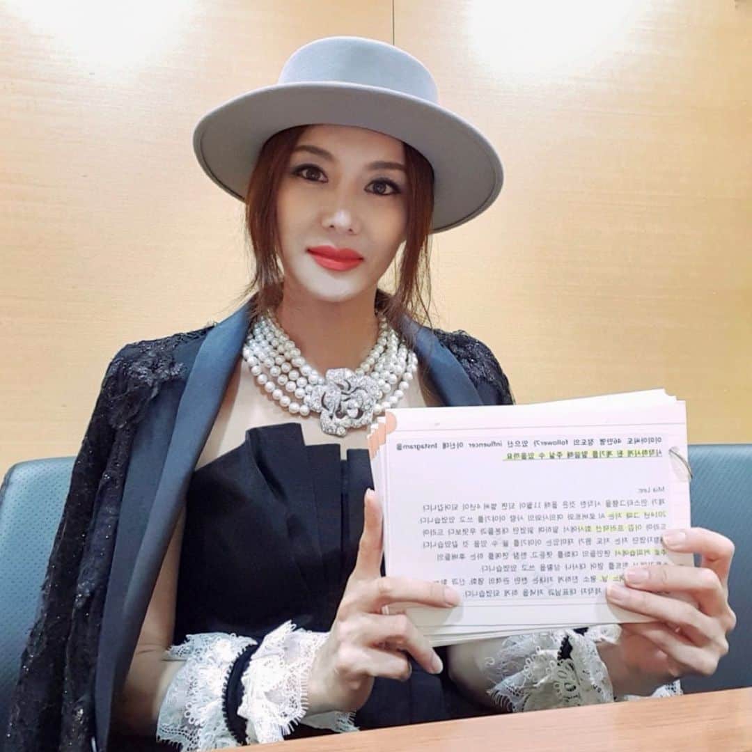 이미아 Mia Lee 李 美兒のインスタグラム：「I’m thankful for coming to my speech and sending emails me.  Never take it for granted!  몇  분에게 이메일을 받았습니다. 그 분들의 진심어린 라이프 스토리와 저의 소셜 미디어 활동을 지켜보고 제가 뭐라고 영향을 받았다는 내용이었습니다. 울컥합니다. 사실 인스타그램은 보여주고 싶을게 많은 이들이 한다고들 우스갯소리로 말합니다. 젊은 친구들 혹은 사회 후배들에게 제가 잘못된 메세지를 전달하게 되지 않을까... 인스타그램을 하는 내내 그 경계선 조절이 어려웠습니다. 혹시라도 현재 제 삶을 보고 어느 날 이렇게 살고 있다고 생각할 수 있을 것도 같습니다. 문득 설레이는 사회 초년생으로 원하던 분야 일을 시작할 때가 생각납니다. 그렇게 하고 싶던 일인데도, 몇 년 후 중압감으로 Burn Out 되어 아주 잠깐 공백기를 가졌습니다. 그리고 저는 한참을 경단녀에 머물러 있었습니다. The way to blow windmill without wind is to run forward. By Dale Carnegie. ‘바람이 불지 않을 때 바람개비를 돌리는 방법은 내가 앞으로 달려 나가는 것이다.’ 데일 카네기 PS 인친님들~ 우리 오늘도 해피 앤 스마일~~ 화이팅!입니다!!😙🙌🏻」