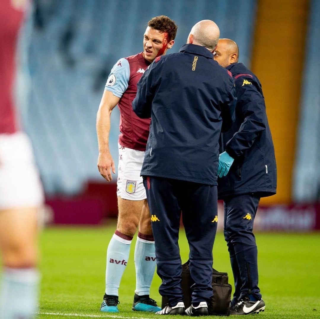 ジェームス・チェスターのインスタグラム：「Good to be back in the Claret 🦁😀 #avfc」