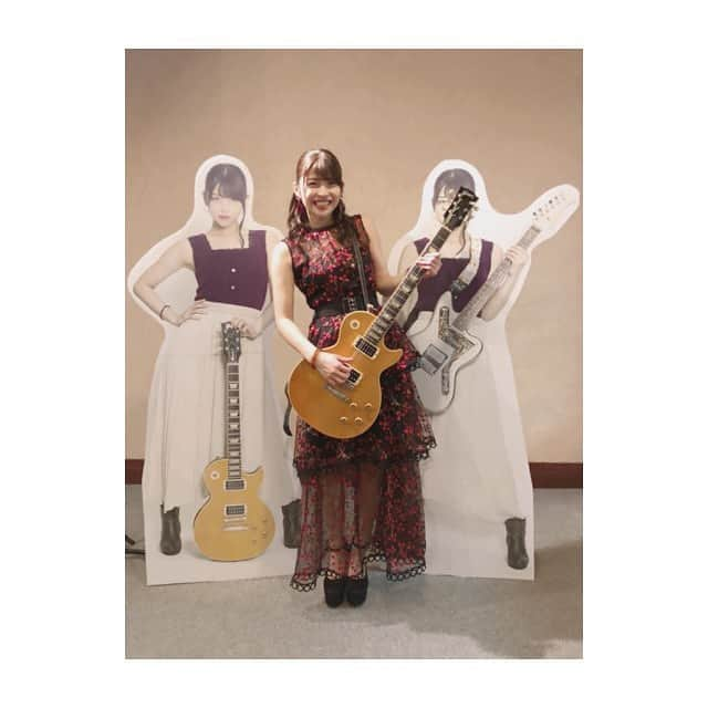 金澤朋子さんのインスタグラム写真 - (金澤朋子Instagram)「昨日の三芳町イベントで撮ったギタとも写真🎸ちなみに全く弾けません(笑) . 1枚目でパネルの顔を完全に隠してしまっていたのでちゃんと撮り直しましたとさ。 . #juicejuice #金澤朋子  #埼玉県 #三芳町 #いいね三芳町  #ギター #弾けない」10月23日 16時36分 - tomoko_kanazawa.official