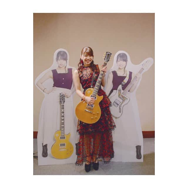 金澤朋子さんのインスタグラム写真 - (金澤朋子Instagram)「昨日の三芳町イベントで撮ったギタとも写真🎸ちなみに全く弾けません(笑) . 1枚目でパネルの顔を完全に隠してしまっていたのでちゃんと撮り直しましたとさ。 . #juicejuice #金澤朋子  #埼玉県 #三芳町 #いいね三芳町  #ギター #弾けない」10月23日 16時36分 - tomoko_kanazawa.official