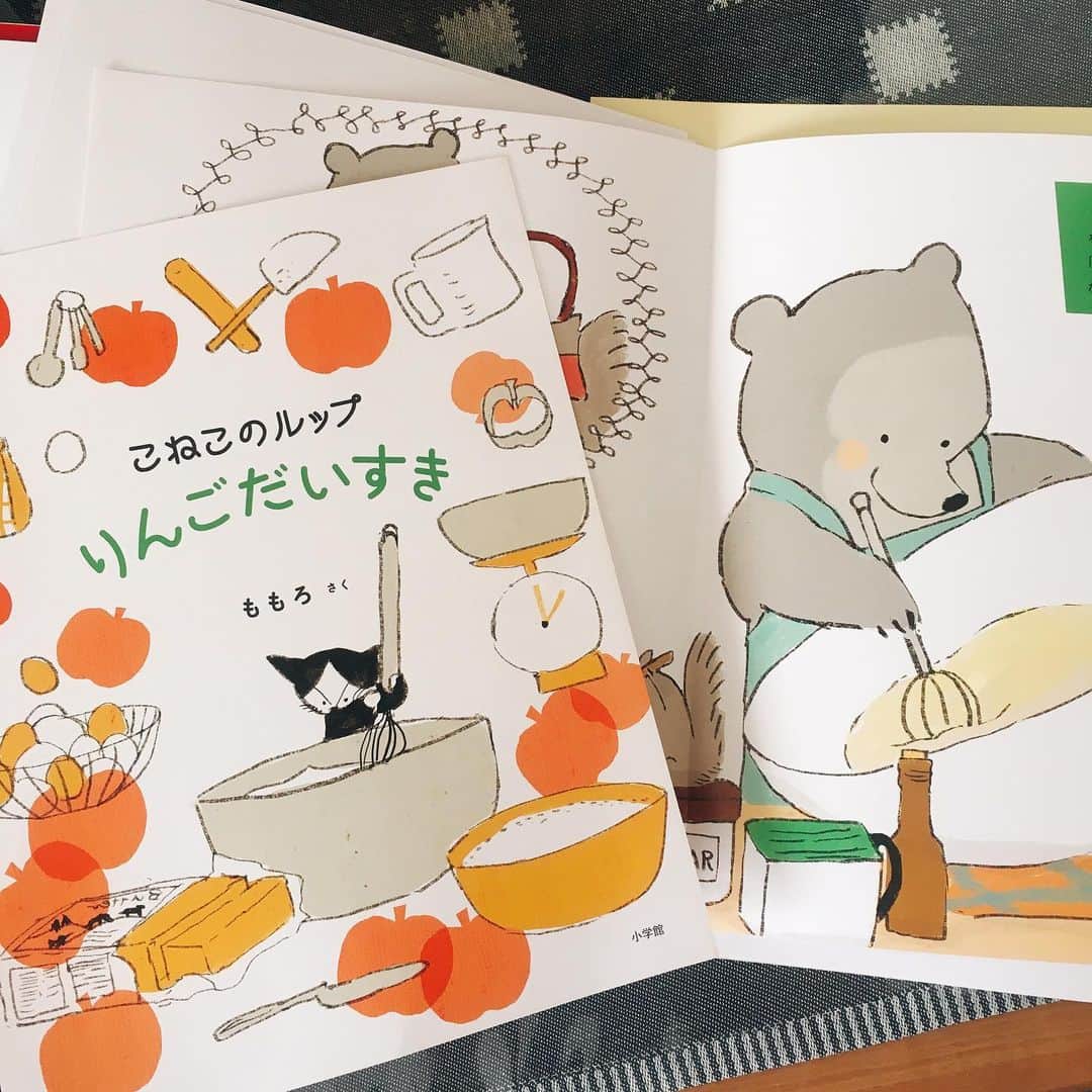 momoroさんのインスタグラム写真 - (momoroInstagram)「‪https://www.shogakukan.co.jp/books/09725027‬ ‪１０月末に小学館から発売の絵本、予約受付開始されました＾＾‬ ‪たくさんりんごが出てくるルップとヨルンの絵本です🍎‬ #こねこのルップりんごだいすき」10月23日 7時39分 - momoro6666
