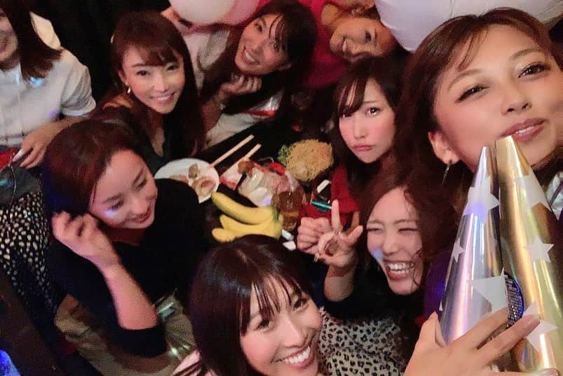 高沢奈苗さんのインスタグラム写真 - (高沢奈苗Instagram)「. サプライズでお誕生日をお祝いしてもらいました🎂💕 . @kojimachi_golfclub で出会ったゴルフ仲間の皆に💛 . 30歳で大人の趣味としてゴルフを始めて、大人になってからこんなに友達が増えるなんて思わなかった！✨ . ゴルフは年齢関係なく何歳の方とでも一緒に同等に楽しめるスポーツ🏌️‍♀️ 友達の幅も広がった😊 ゴルフって最高💓✨ . . 同じ10月生まれのもねちゃんと合同パーティー😍🎂💛 . 久しぶりに二日酔いになったけど🤣🥂これも全て良い思い出としましょう😆✨ . . . おかげさまでまた一つ無事に歳を重ねることができました😊❣️ これからも楽しく、悔いのない毎日を過ごしていきたいと思います😊 . . . #mybirthday #happybirthday #kojimachigirls #kojimachigolfclub #ginza #お誕生日 #サプライズ #お誕生日パーティー #ゴルフ仲間 #ゴルフ女子 #ゴルフ男子 #ありがとう #感謝 #❤️」10月23日 7時42分 - nanaetakasawa