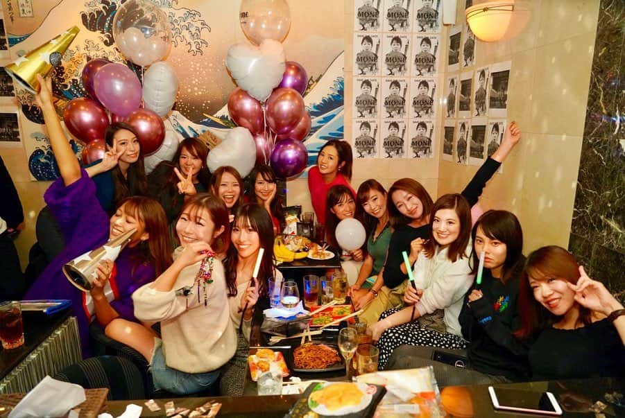 高沢奈苗さんのインスタグラム写真 - (高沢奈苗Instagram)「. サプライズでお誕生日をお祝いしてもらいました🎂💕 . @kojimachi_golfclub で出会ったゴルフ仲間の皆に💛 . 30歳で大人の趣味としてゴルフを始めて、大人になってからこんなに友達が増えるなんて思わなかった！✨ . ゴルフは年齢関係なく何歳の方とでも一緒に同等に楽しめるスポーツ🏌️‍♀️ 友達の幅も広がった😊 ゴルフって最高💓✨ . . 同じ10月生まれのもねちゃんと合同パーティー😍🎂💛 . 久しぶりに二日酔いになったけど🤣🥂これも全て良い思い出としましょう😆✨ . . . おかげさまでまた一つ無事に歳を重ねることができました😊❣️ これからも楽しく、悔いのない毎日を過ごしていきたいと思います😊 . . . #mybirthday #happybirthday #kojimachigirls #kojimachigolfclub #ginza #お誕生日 #サプライズ #お誕生日パーティー #ゴルフ仲間 #ゴルフ女子 #ゴルフ男子 #ありがとう #感謝 #❤️」10月23日 7時42分 - nanaetakasawa