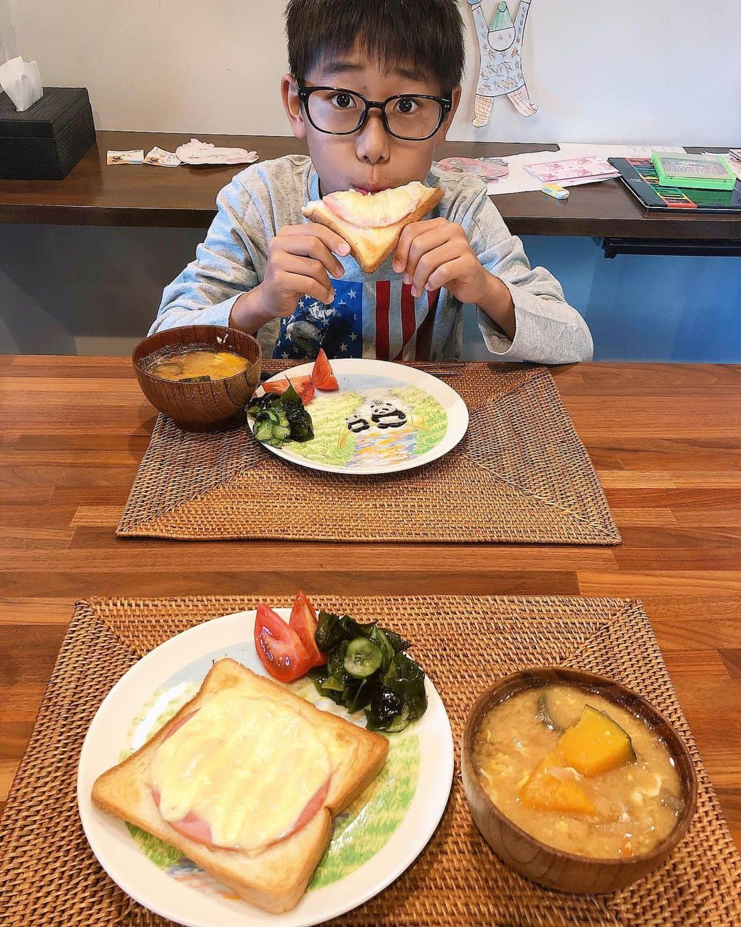 みきママさんのインスタグラム写真 - (みきママInstagram)「【朝ごはんは長生き朝ごはんです！】. . . . . 昨日、テレビでやっていた長生き食材を使った朝ごはん、早速、朝、家にあるものを集めて食べました〜！！. . . . 味噌汁に卵を落として火にかけたら、すぐにポーチドエッグができるから、時間のない朝もすぐに食べられます！. . . . . まだみんな起きて来ません😭😭😭. . . . #朝ごはん #長生き #fnceats #breakfast」10月23日 7時57分 - mikimama_official