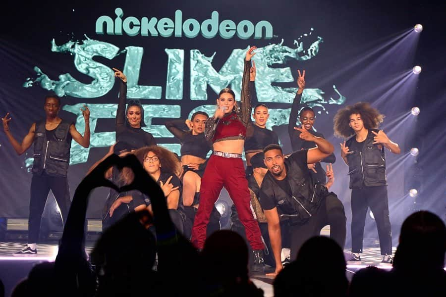 キーラ・コサリンさんのインスタグラム写真 - (キーラ・コサリンInstagram)「what an incredible week 🥺 thank you @nickelodeon for the trip of a lifetime. I’ll never forget 6000 kids singing Poison at the top of their lungs. Stay tuned for Slimefest, and my performance of Take This Outside ft. @diversity_official airing on @NickelodeonUK November 8th 💚」10月23日 7時59分 - kirakosarin