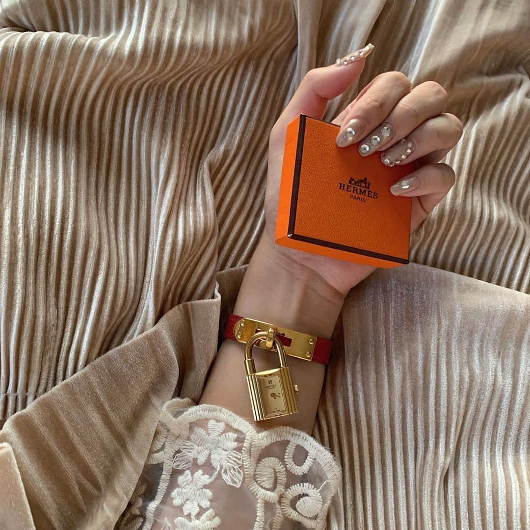 MERYさんのインスタグラム写真 - (MERYInstagram)「. 皆さんは『HERMES（エルメス） @hermes 』を代表するアイテム「ケリーバッグ」をご存知ですか？こちらはその有名なケリーバッグの南京錠部分をモチーフにした腕時計「ケリーウォッチ」。 . ケリーウォッチは、ブレスレット感覚で着けられるファッション性の高さから人気を集めています。高価な一品ではあるけれど、だからこそ特別な人への贈り物や自分へのご褒美として考えてみてはいかがでしょう。 . MERYでは他にも「かわいい」に近づくさまざまな情報を発信しています。 @mery.beauty コスメ・美容に特化した情報をお届け♡ @mery_spot 話題のカフェやお出かけスポットをご紹介！ こちらもぜひチェックしてみてください！ . . photo by @___karin.jp . #MERY #hermes #kellywatch #kellybag #ihermesparis #iwatches #에르메스 #손목시계 #데일리록  #옷스타그램 #오오티디 #코디 #패션  #패션피플 #エルメス #ハイブランド #腕時計 #ブランド時計 #時計 #プレゼント #丁寧な暮らし #誕生日プレゼント #誕プレ #日々の暮らし #クリスマスプレゼント #記念日プレゼント #ジェルネイル #ネイルデザイン #ネイルアート #メリー」10月23日 8時00分 - mery.jp