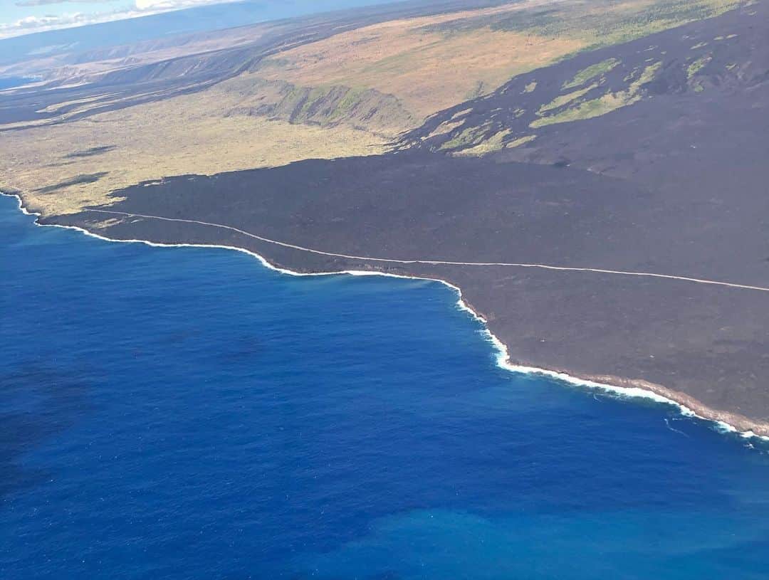 山崎愛香さんのインスタグラム写真 - (山崎愛香Instagram)「. ハワイ島ではヘリコプターも乗りました🚁 上からみるハワイ島はもうそれはそれは綺麗で 島の色んな表情を見られて贅沢な時間でした。 ガイドさんの説明でハワイ島が毎日成長していること ハワイの人々がこの島を愛している事、 下から見るだけでは知り得なかった事を 沢山学ばせて頂きました。 次噴火した時はこのヘリコプターに乗って 噴火の様子が見たいな☺️❤️ #bluehawaiianhelicopters #hawii #bigisland #volcano #waterfall #ハワイ島 #ヘリコプター」10月23日 8時11分 - manaka_yamazaki