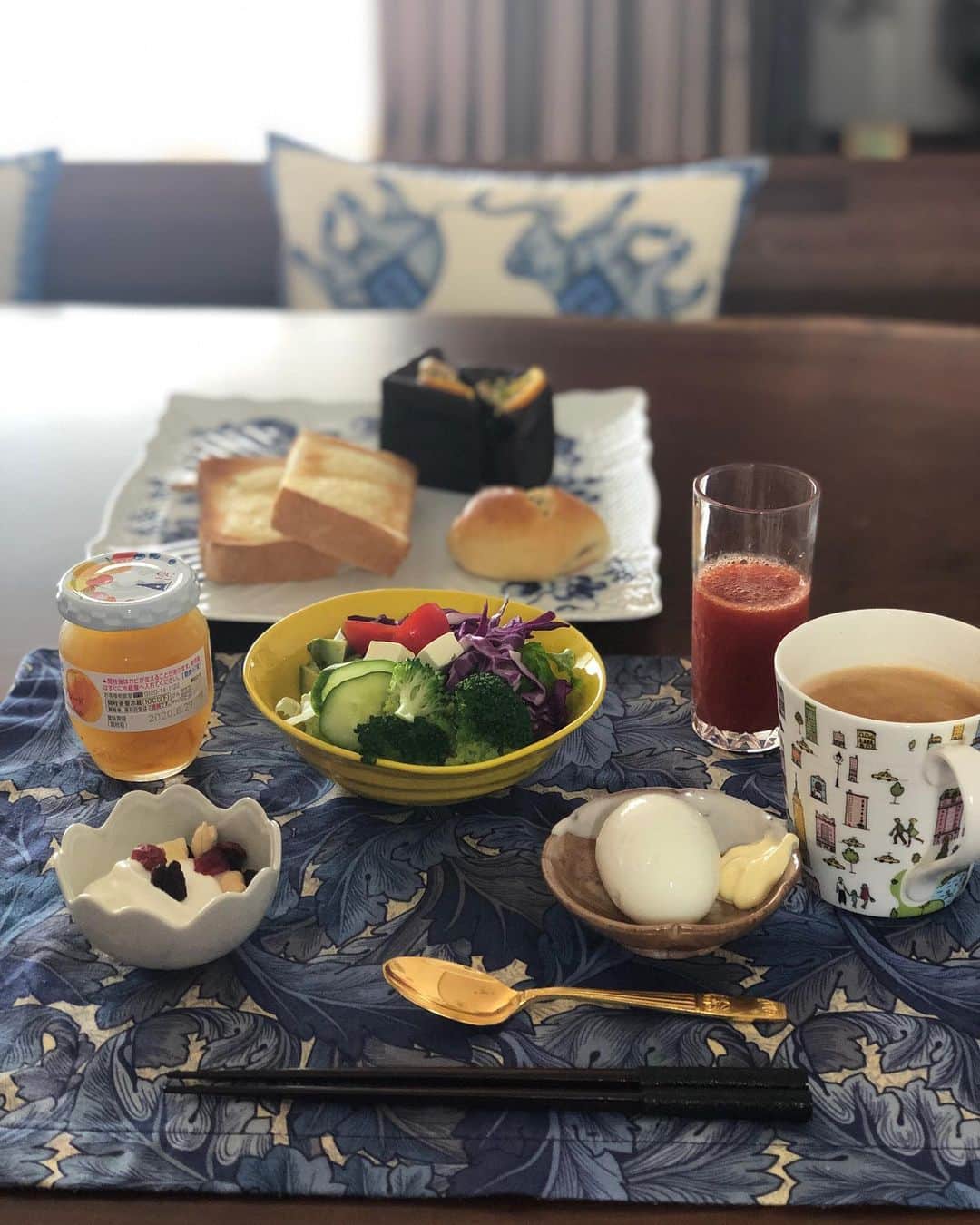 月央和沙さんのインスタグラム写真 - (月央和沙Instagram)「奥にある大皿は 先日久しぶりに 会うことが出来た ゆりしゃん（音花ゆりさん） から頂きました🙏🏻✨ とーっっても気にいってます❤️ .  #うちの朝ごパン #素敵な大皿 #大好きなゆりしゃん #ありがとうございます」10月23日 8時05分 - kazusa_tsukio