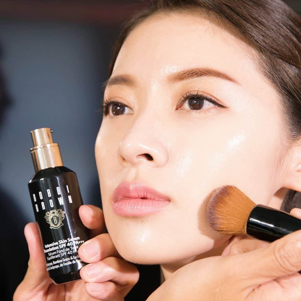 ボビイブラウンさんのインスタグラム写真 - (ボビイブラウンInstagram)「Cordyceps and artemia-infused Intensive Skin Serum Foundation SPF 40 gives you radiant, glassy skin every time. pc: @bbpro_tw_jet」10月23日 8時12分 - bobbibrown